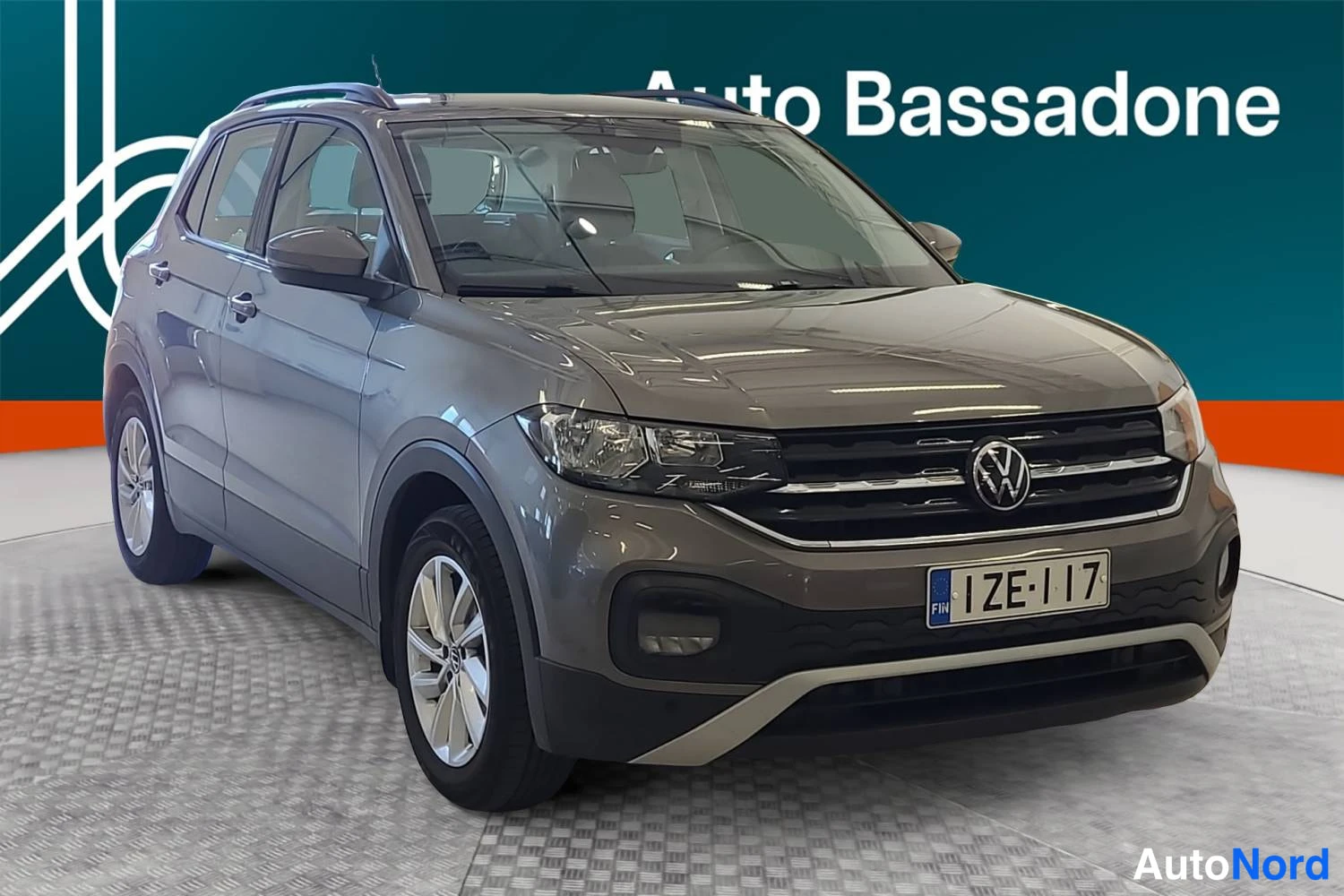 Harmaa Volkswagen T-cross 2021, etuviisto, keula oikealle, kuva 2