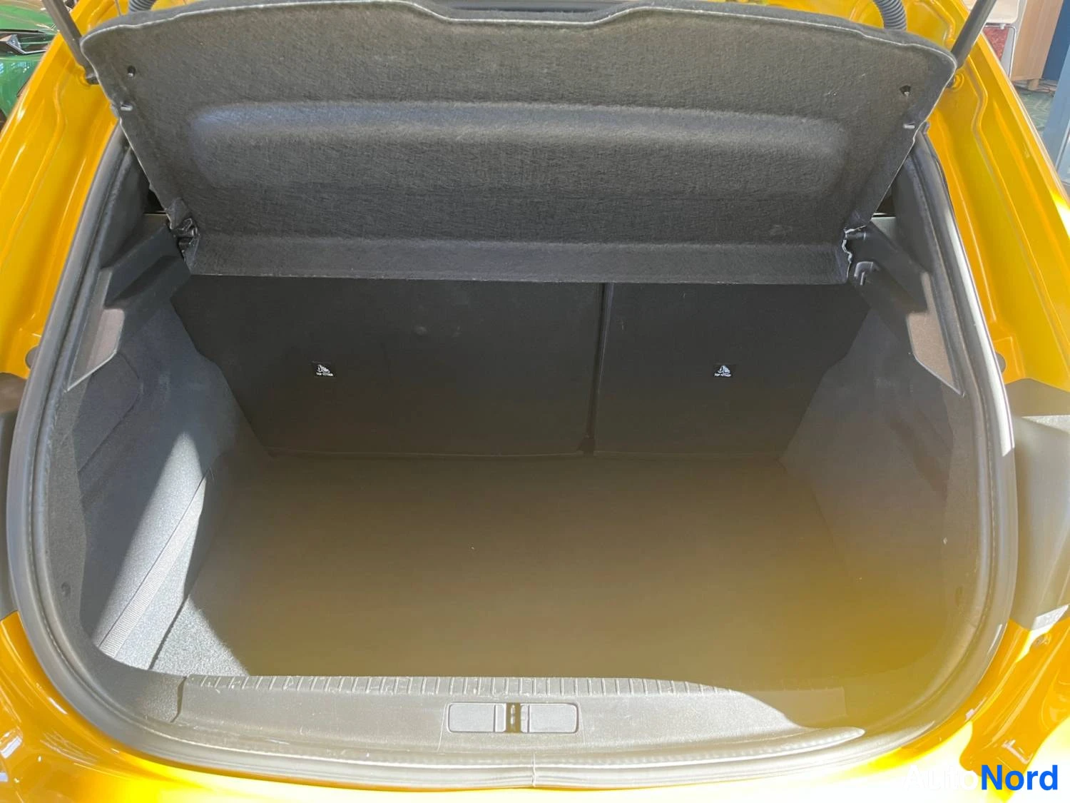 Keltainen Peugeot 208 2020, kuva 18