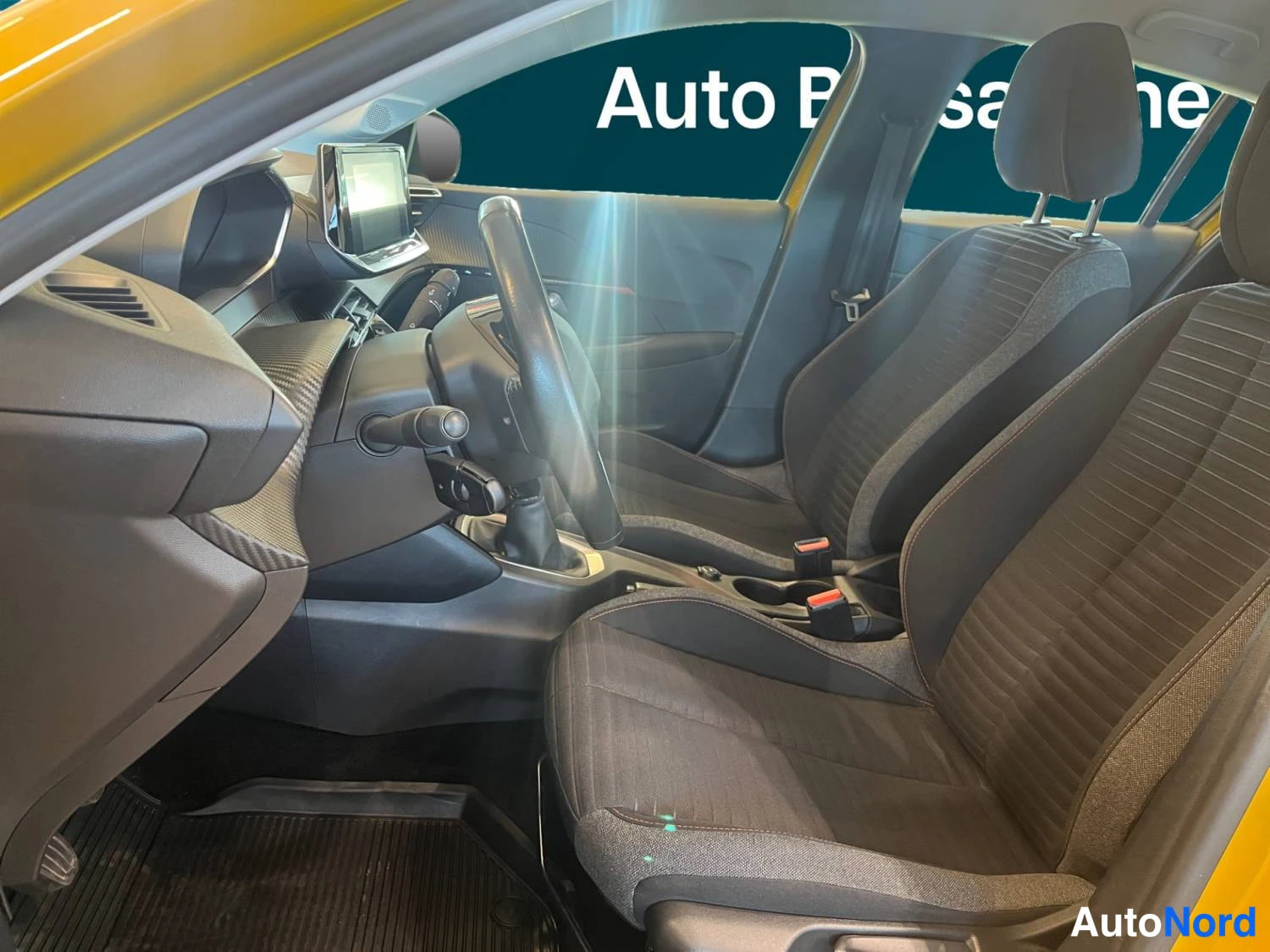 Keltainen Peugeot 208 2020, kuva 10
