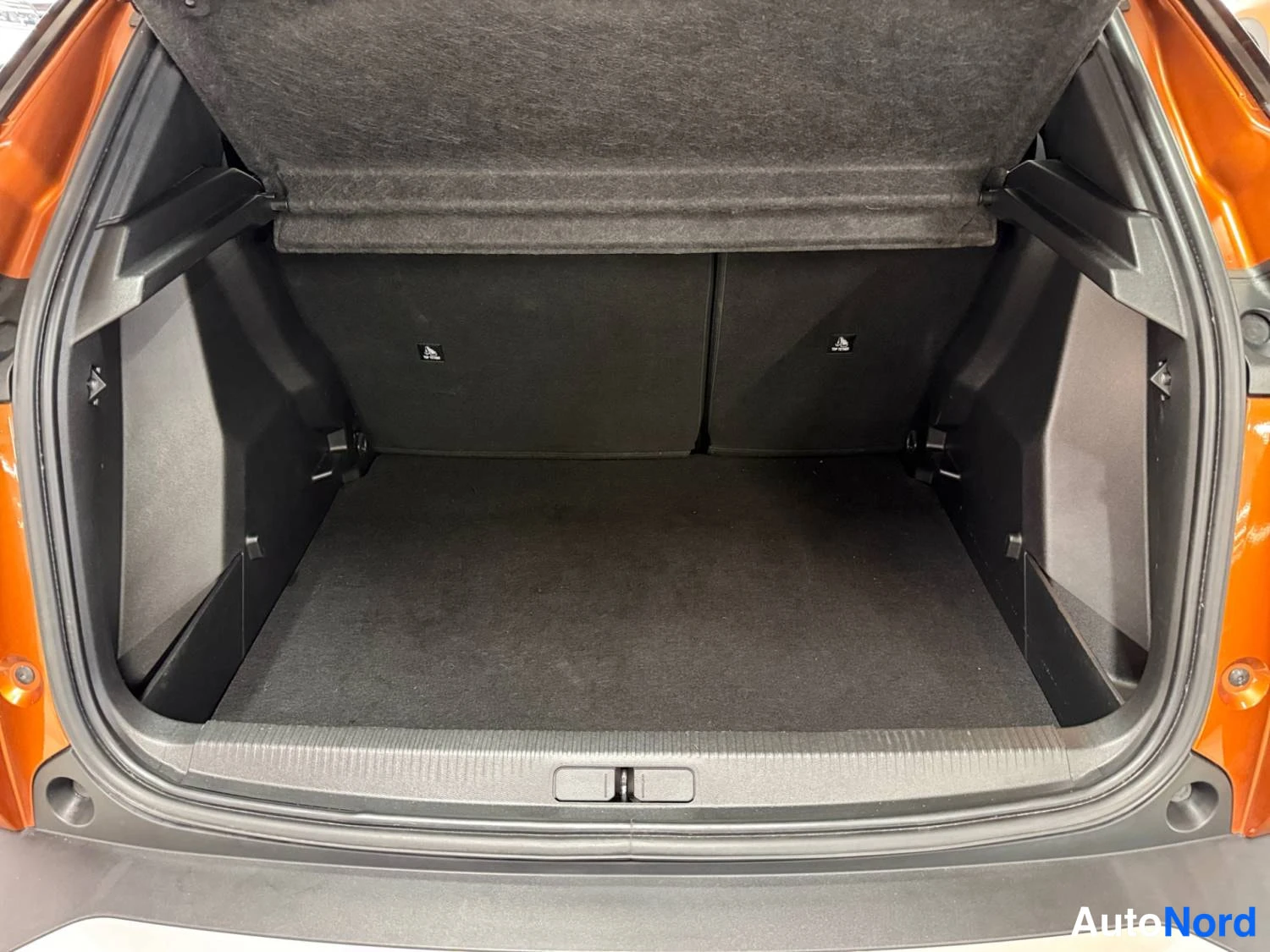 Oranssi Peugeot 2008 2022, kuva 17