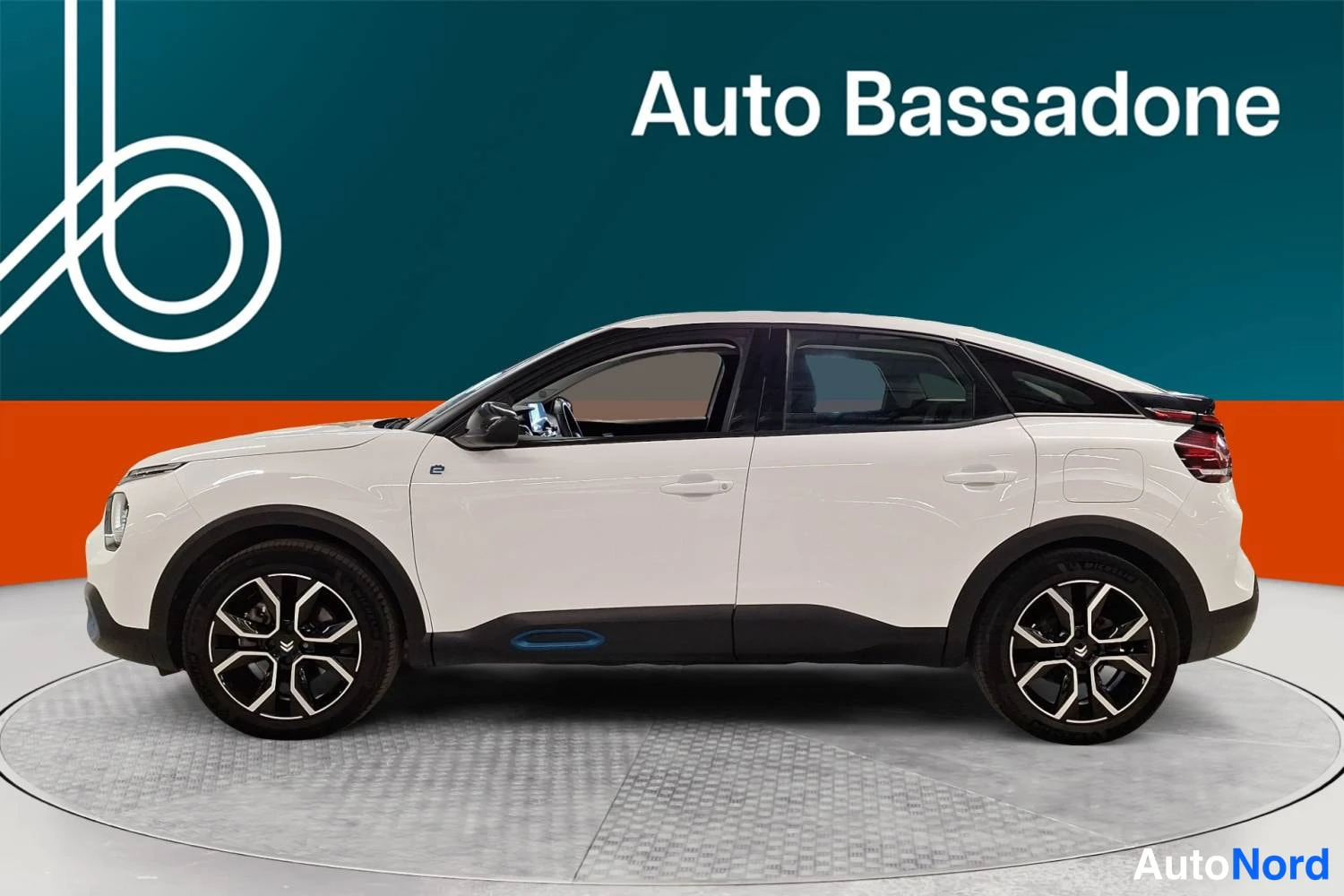 Valkoinen Citroen C4 2023, sivulta, kuva 5