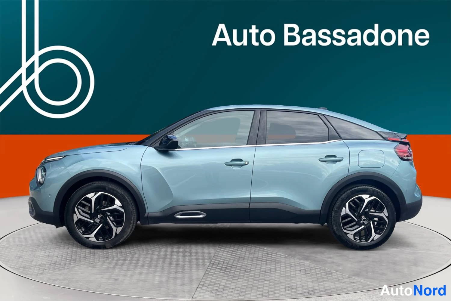 Sininen Citroen C4 2023, sivulta, kuva 4