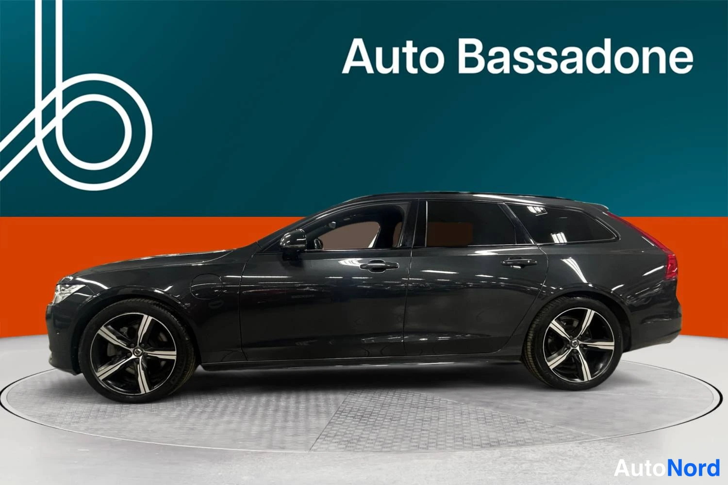Harmaa Volvo V90 2020, sivulta, kuva 6