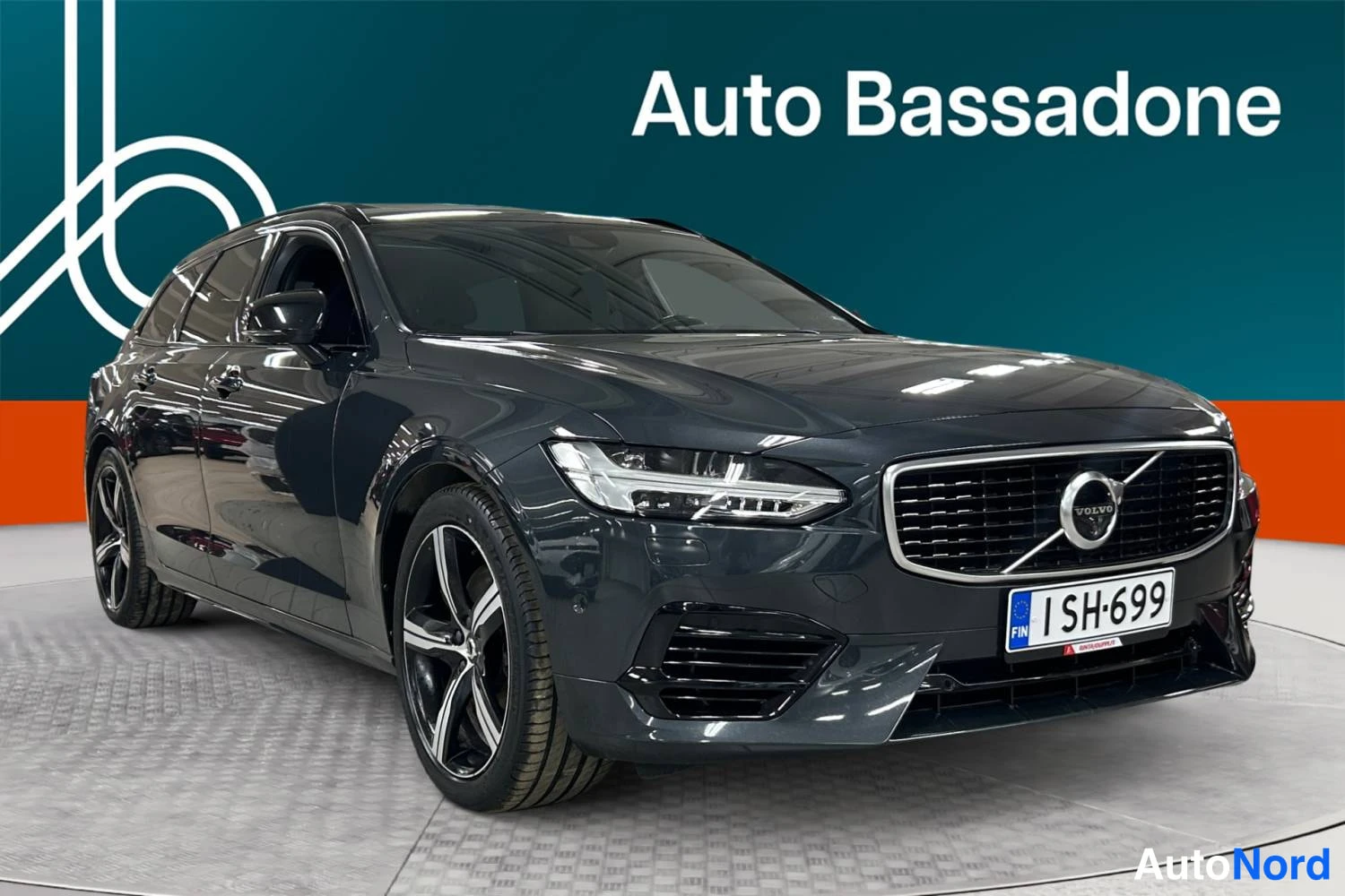 Harmaa Volvo V90 2020, etuviisto, keula oikealle, kuva 4