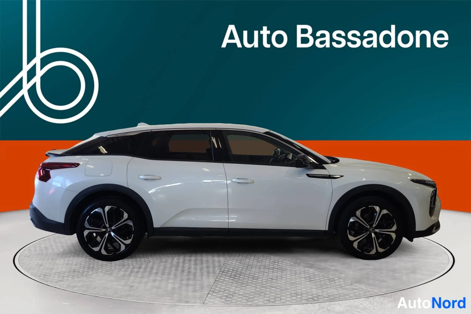 Valkoinen Citroen C5 x 2023, sivulta, kuva 4