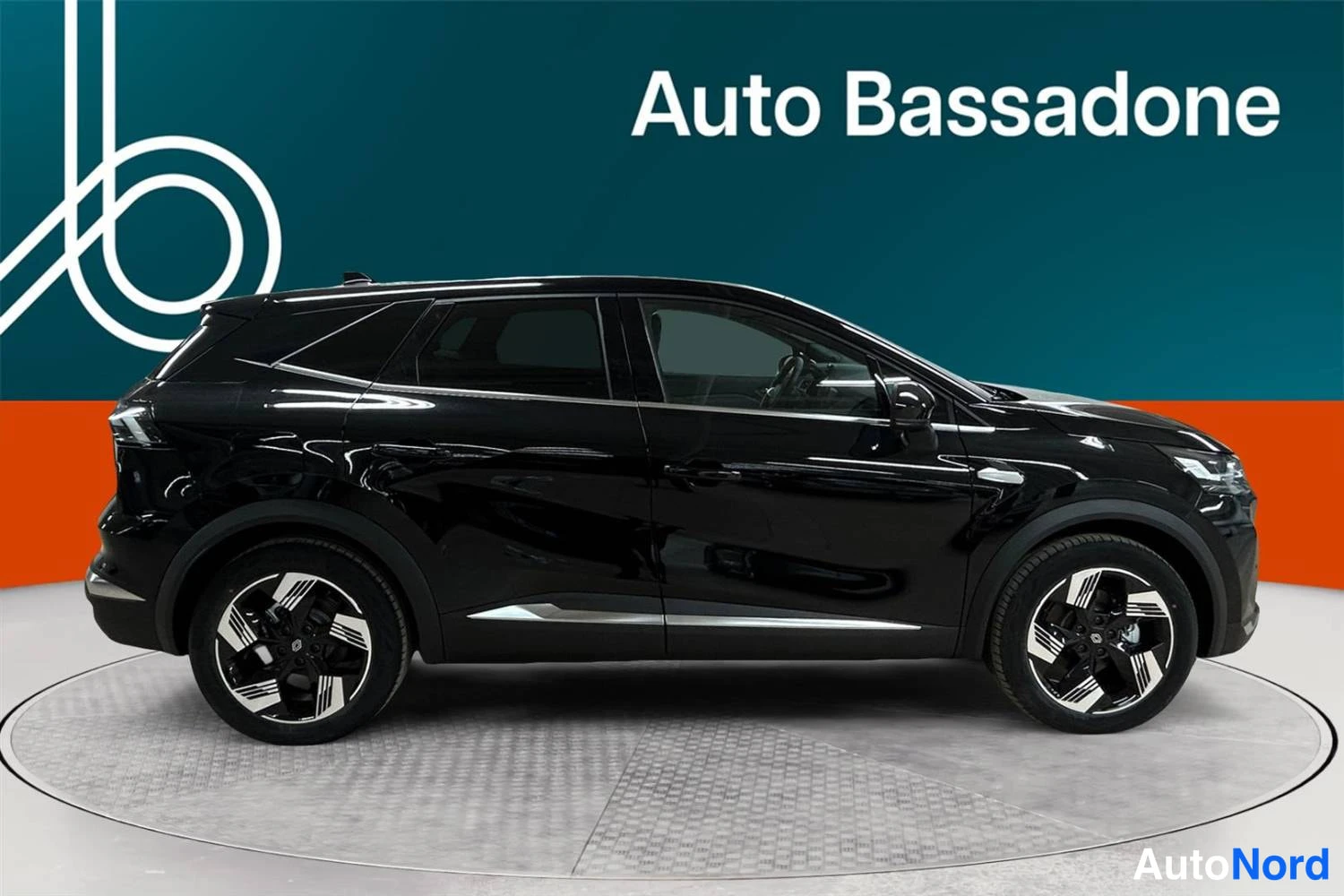 Musta Renault Symbioz 2026, etuviisto, keula oikealle, kuva 2