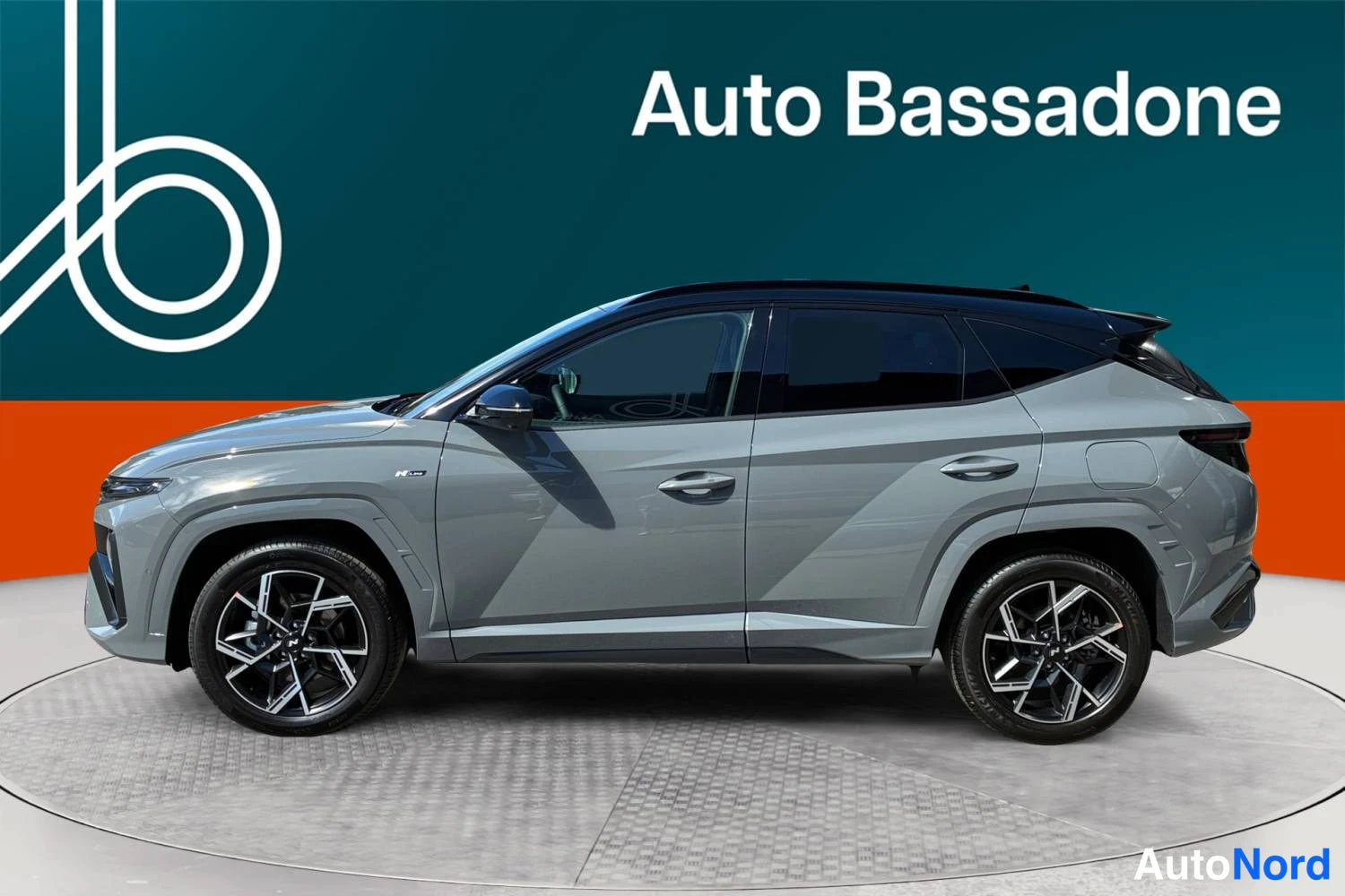 Harmaa Hyundai Tucson 2025, sivulta, kuva 4