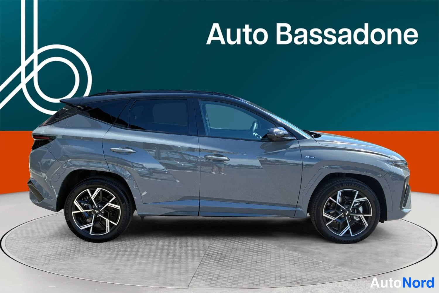 Harmaa Hyundai Tucson 2025, sivulta, kuva 5