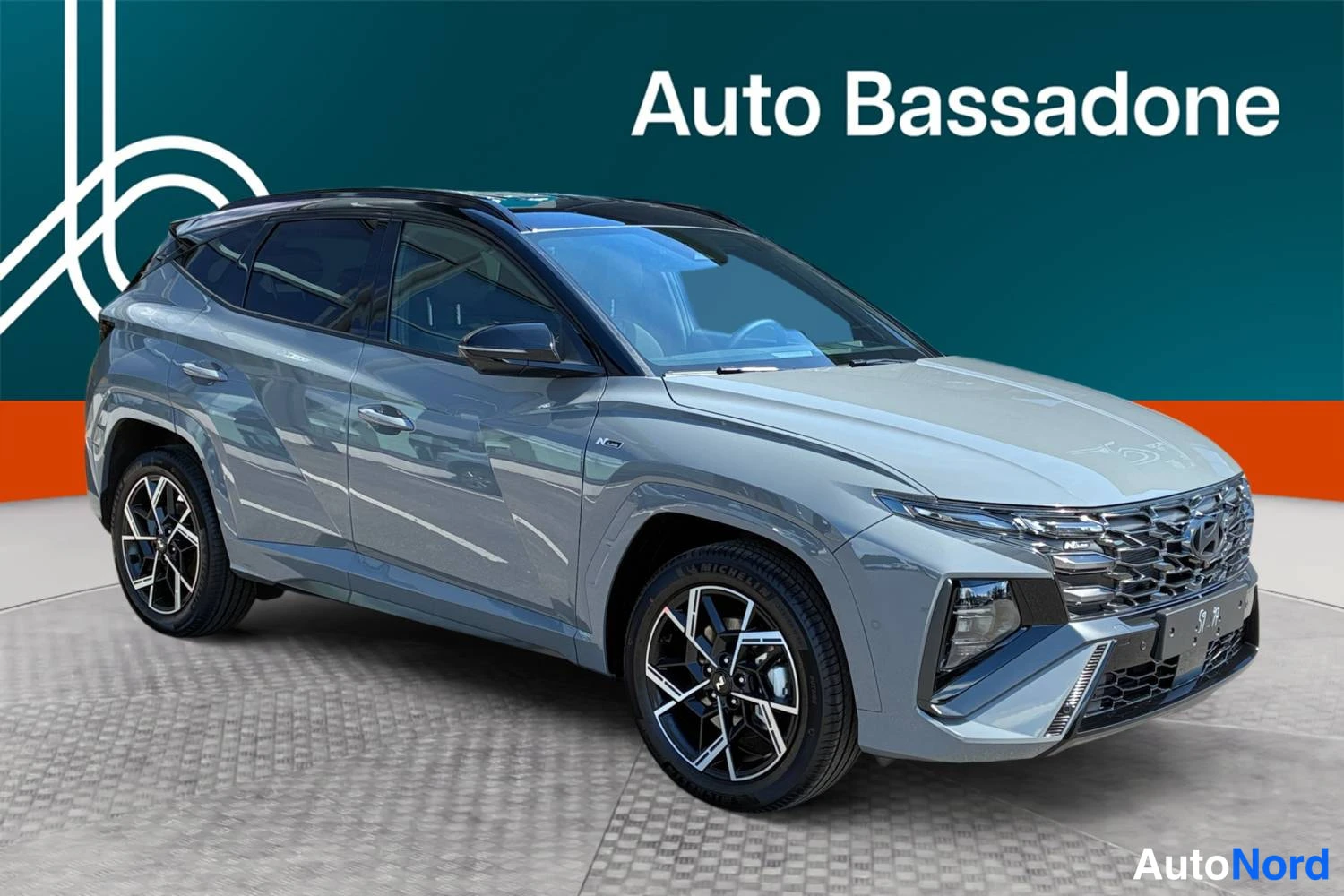 Harmaa Hyundai Tucson 2025, etuviisto, keula oikealle, kuva 2