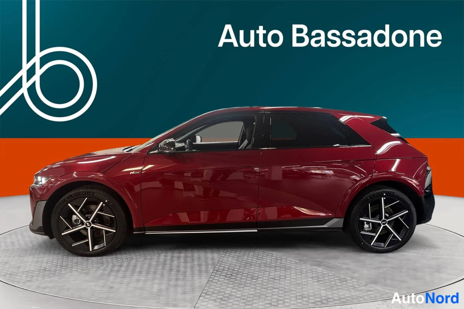Punainen Hyundai Ioniq 5 2025, sivulta, kuva 4