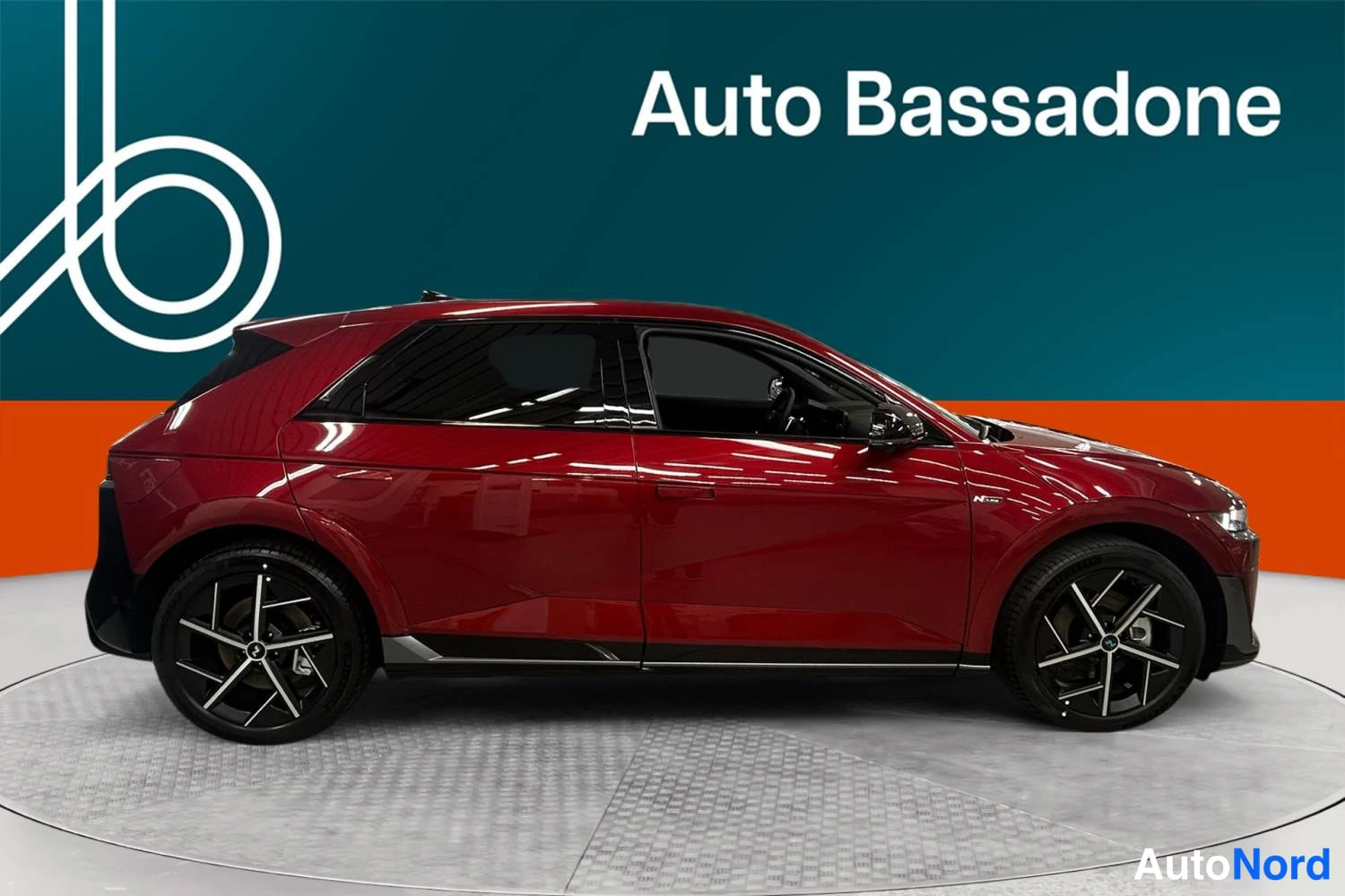 Punainen Hyundai Ioniq 5 2025, sivulta, kuva 5