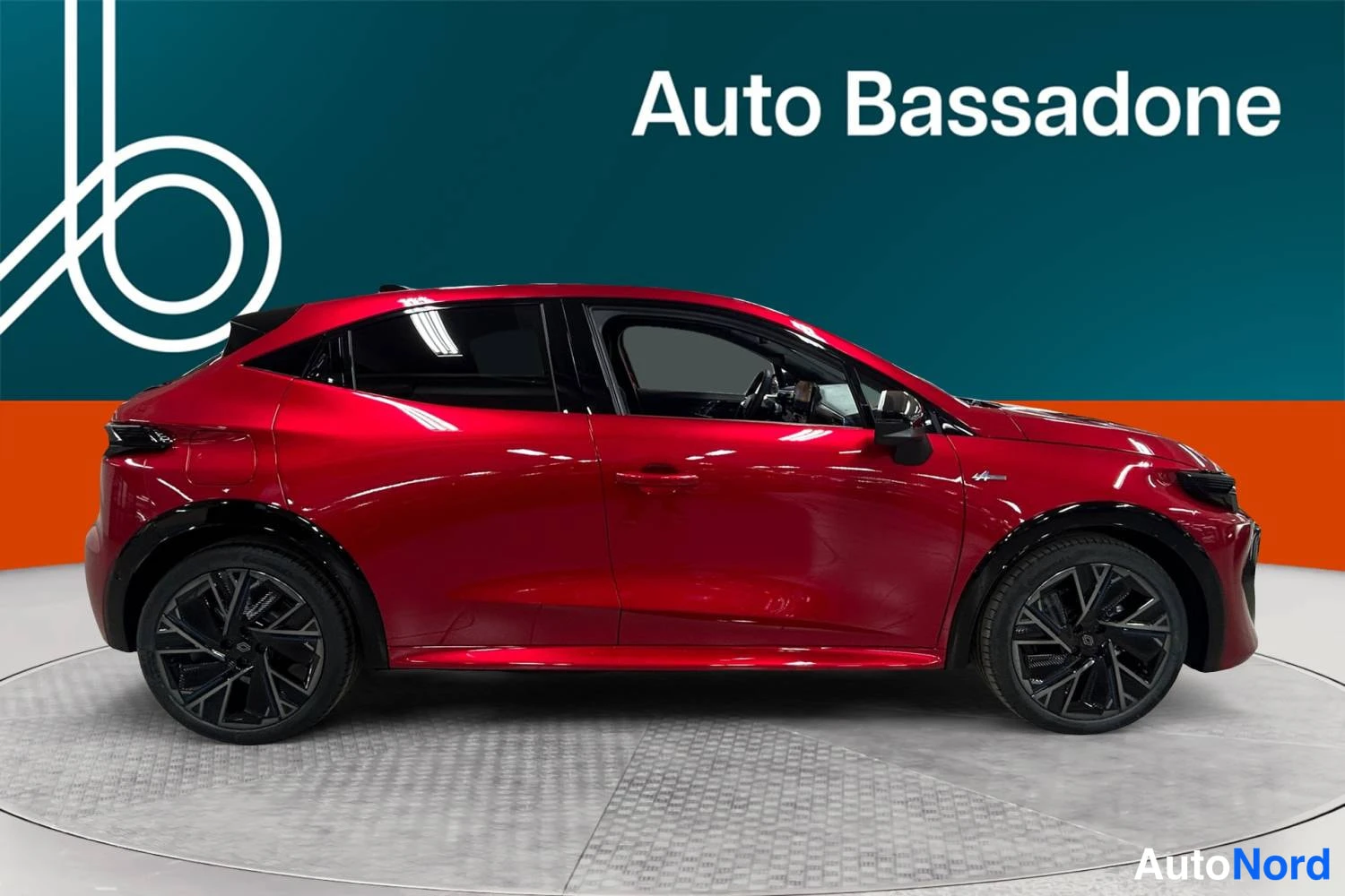 Punainen Renault Clio 2026, sivulta, kuva 4