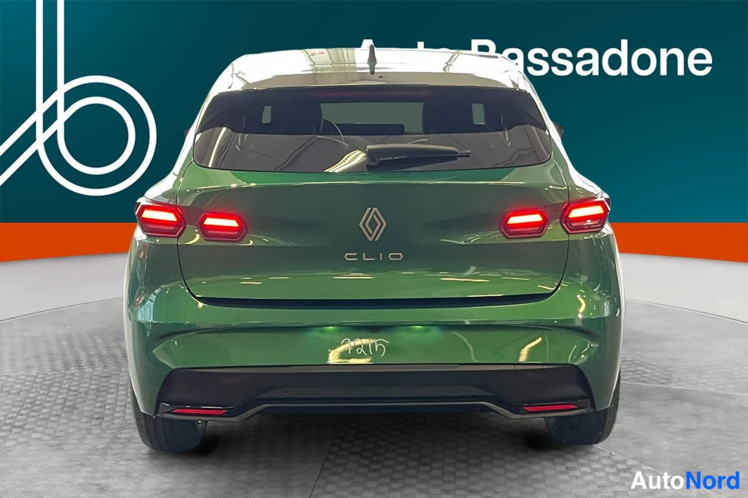 Vihreä Renault Clio 2026, takaa, kuva 9