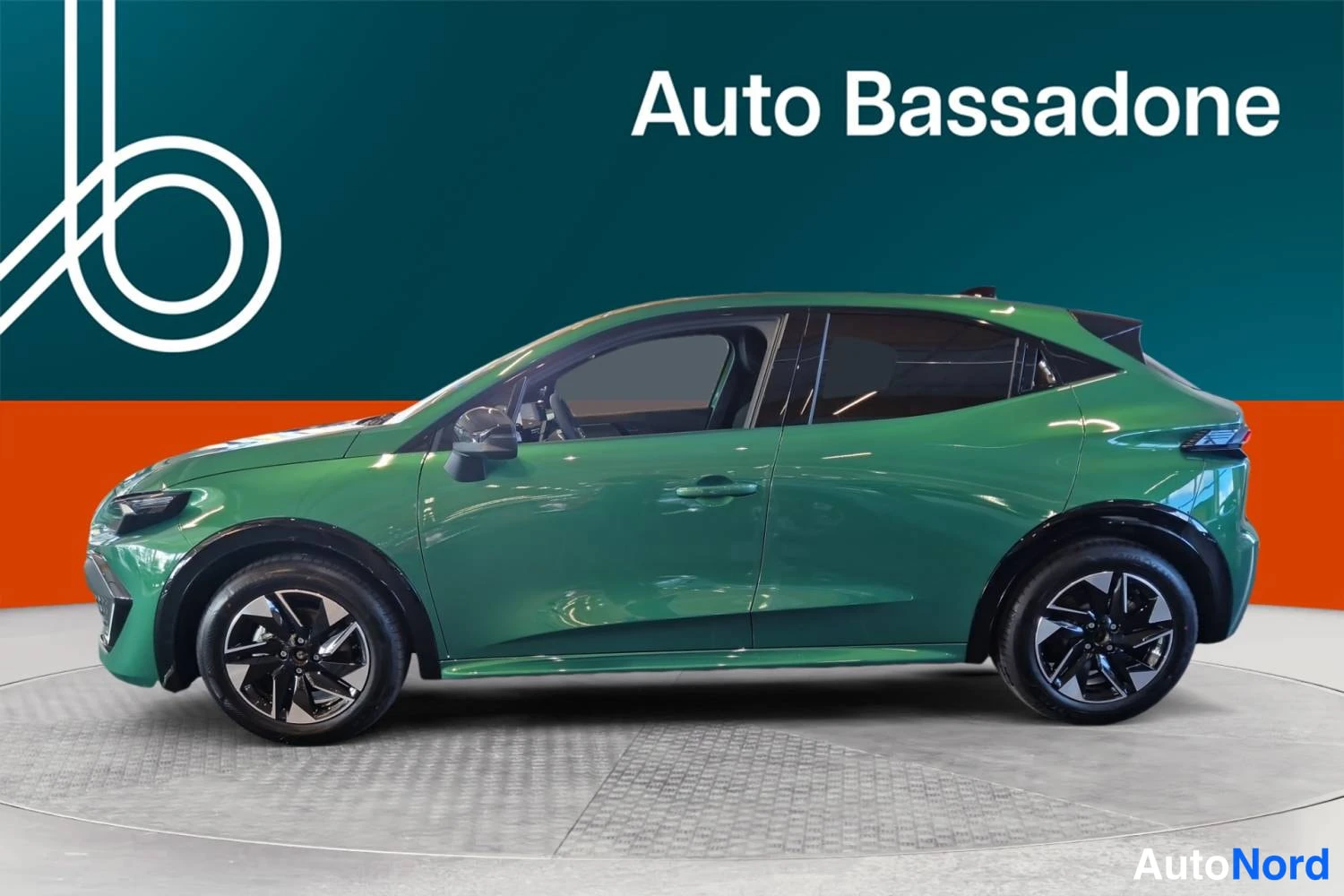 Vihreä Renault Clio 2026, etuviisto, keula vasemmalle, kuva 2