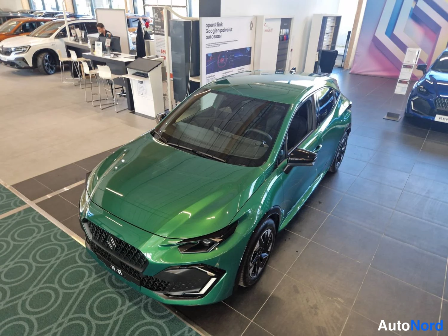 Vihreä Renault Clio 2026, etuviisto, keula vasemmalle, kuva 3