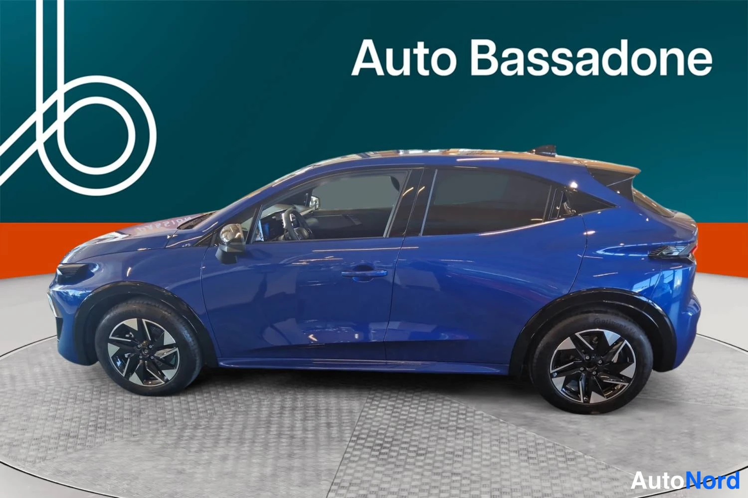 Sininen Renault Clio 2026, sivulta, kuva 6
