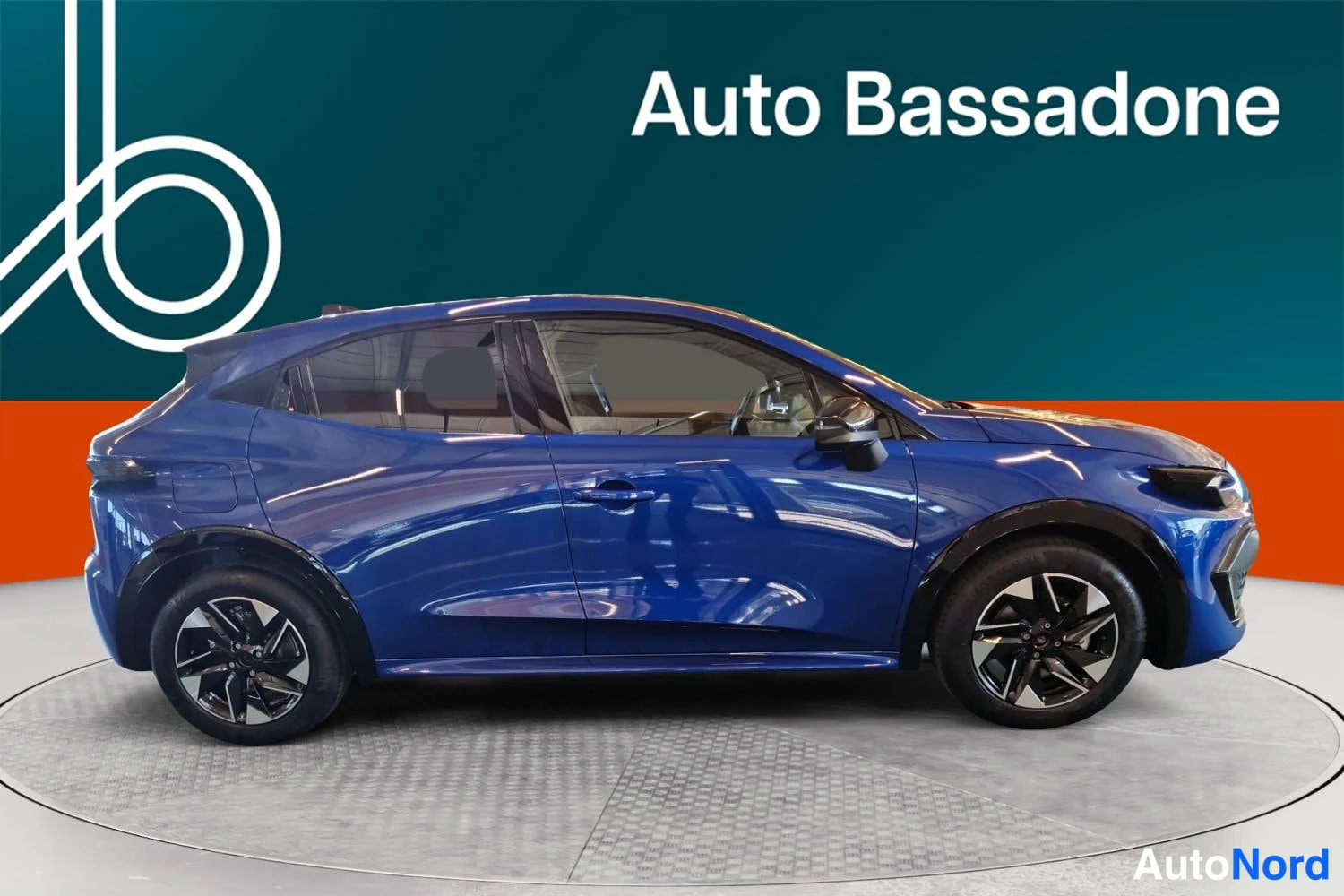 Sininen Renault Clio 2026, sivulta, kuva 5