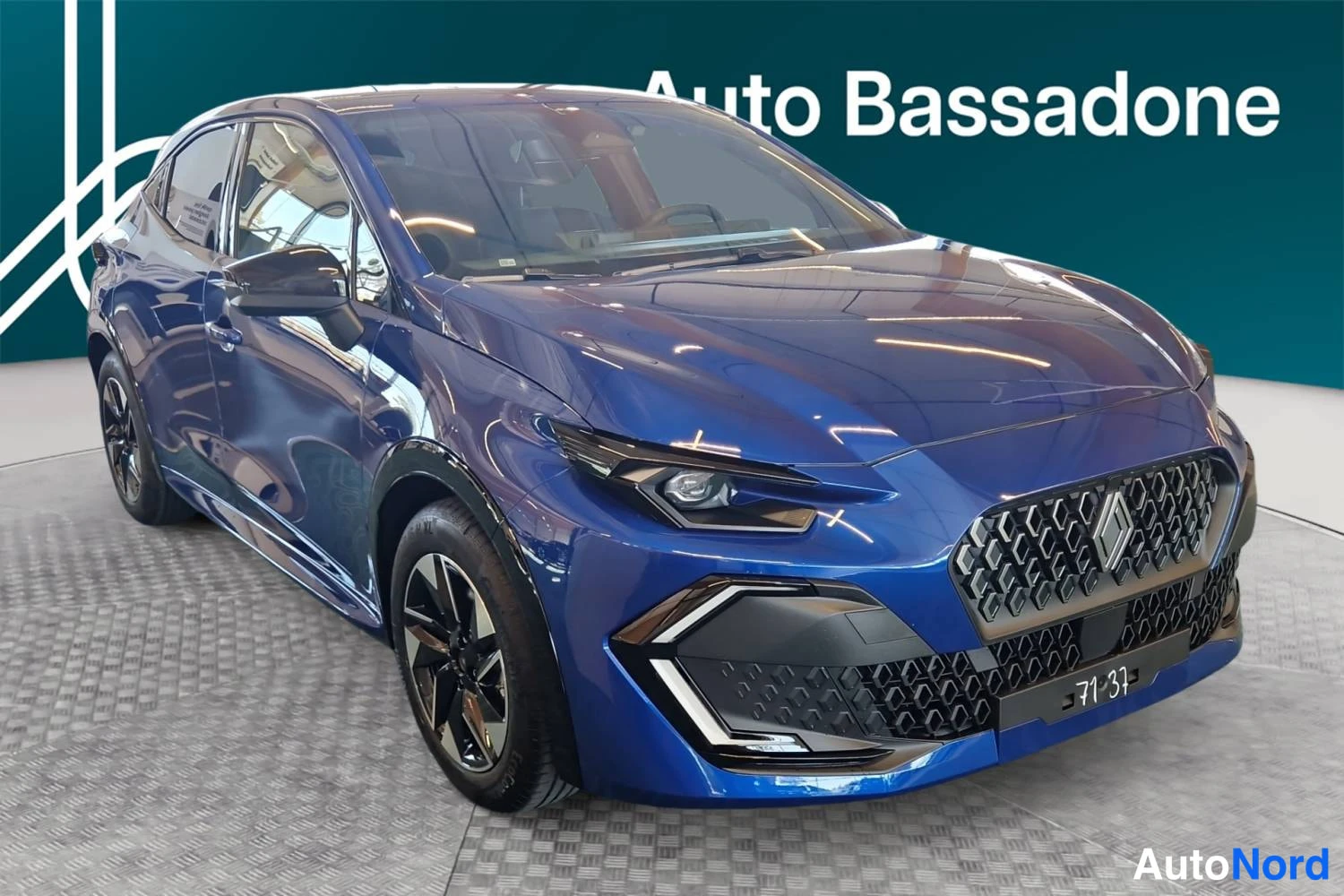 Sininen Renault Clio 2026, etuviisto, keula oikealle, kuva 3