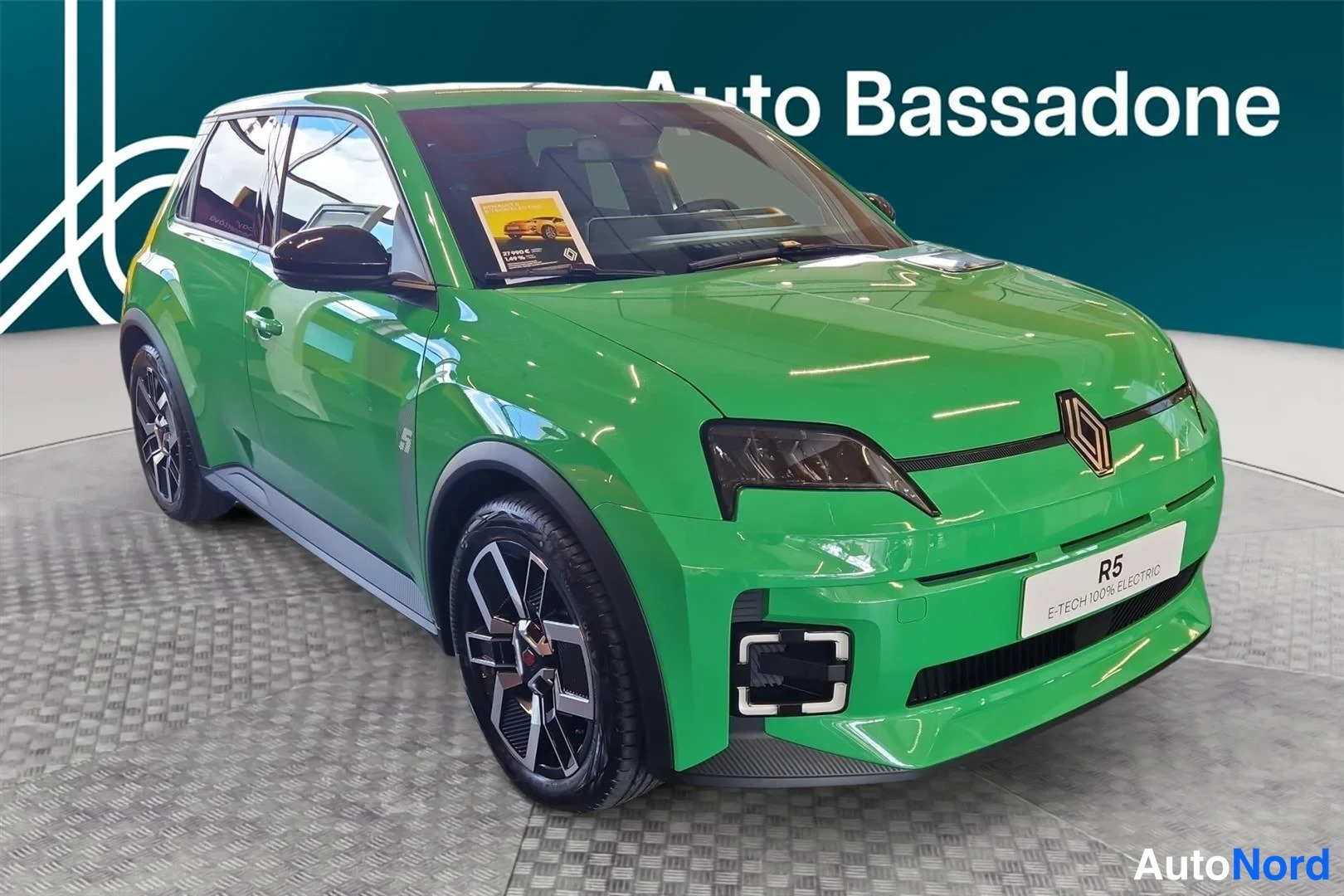 Vihreä Renault 5 E-Tech electric 2026, etuviisto, keula oikealle, kuva 2