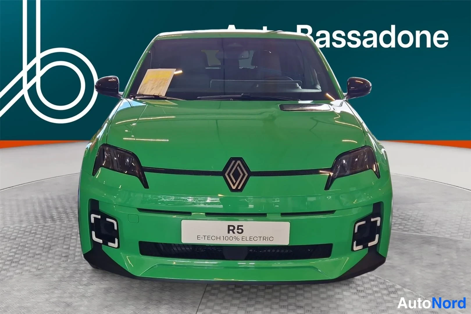 Vihreä Renault 5 E-Tech electric 2026, edestä, kuva 3
