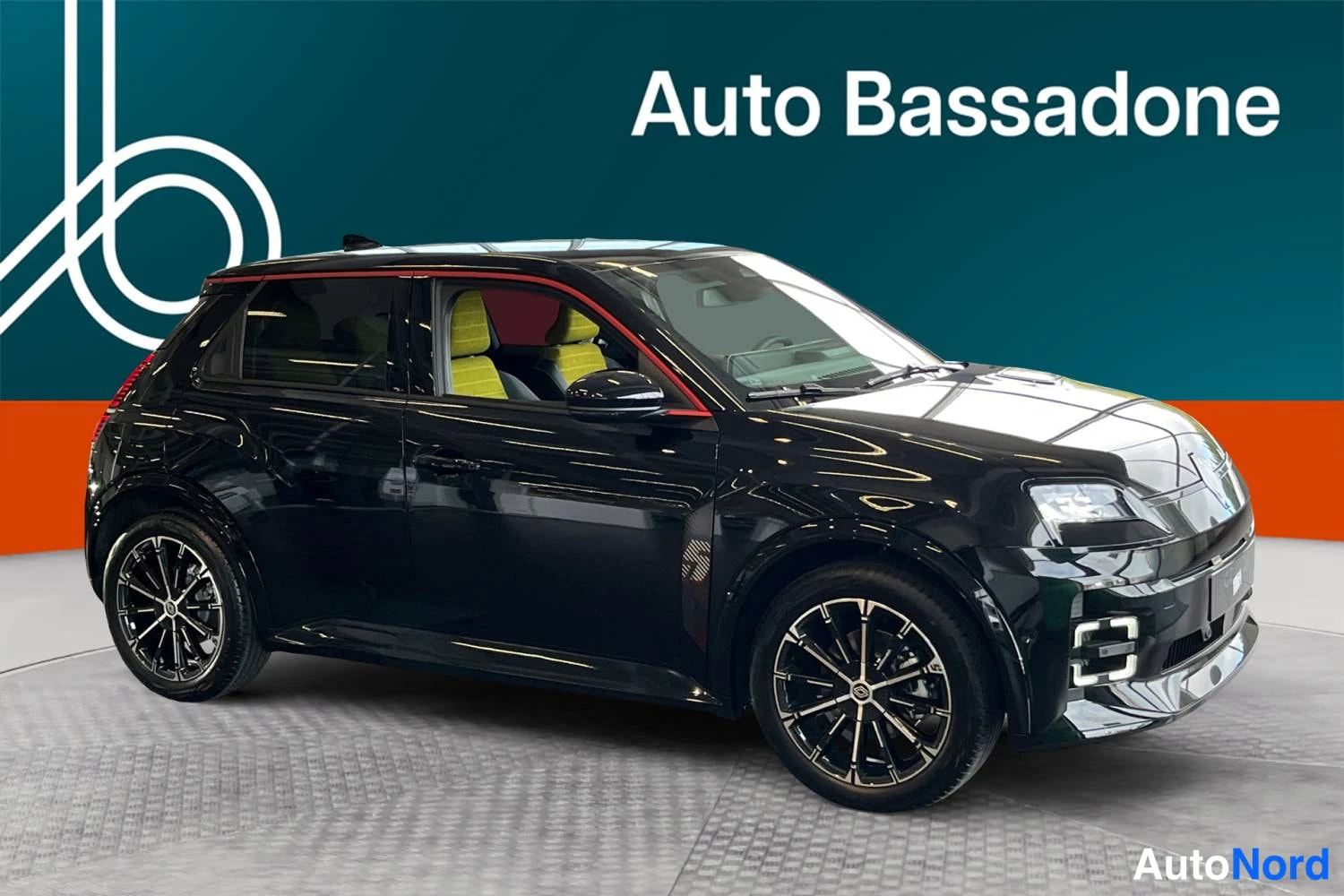 Musta Renault 5 E-Tech electric 2026, etuviisto, keula oikealle, kuva 2