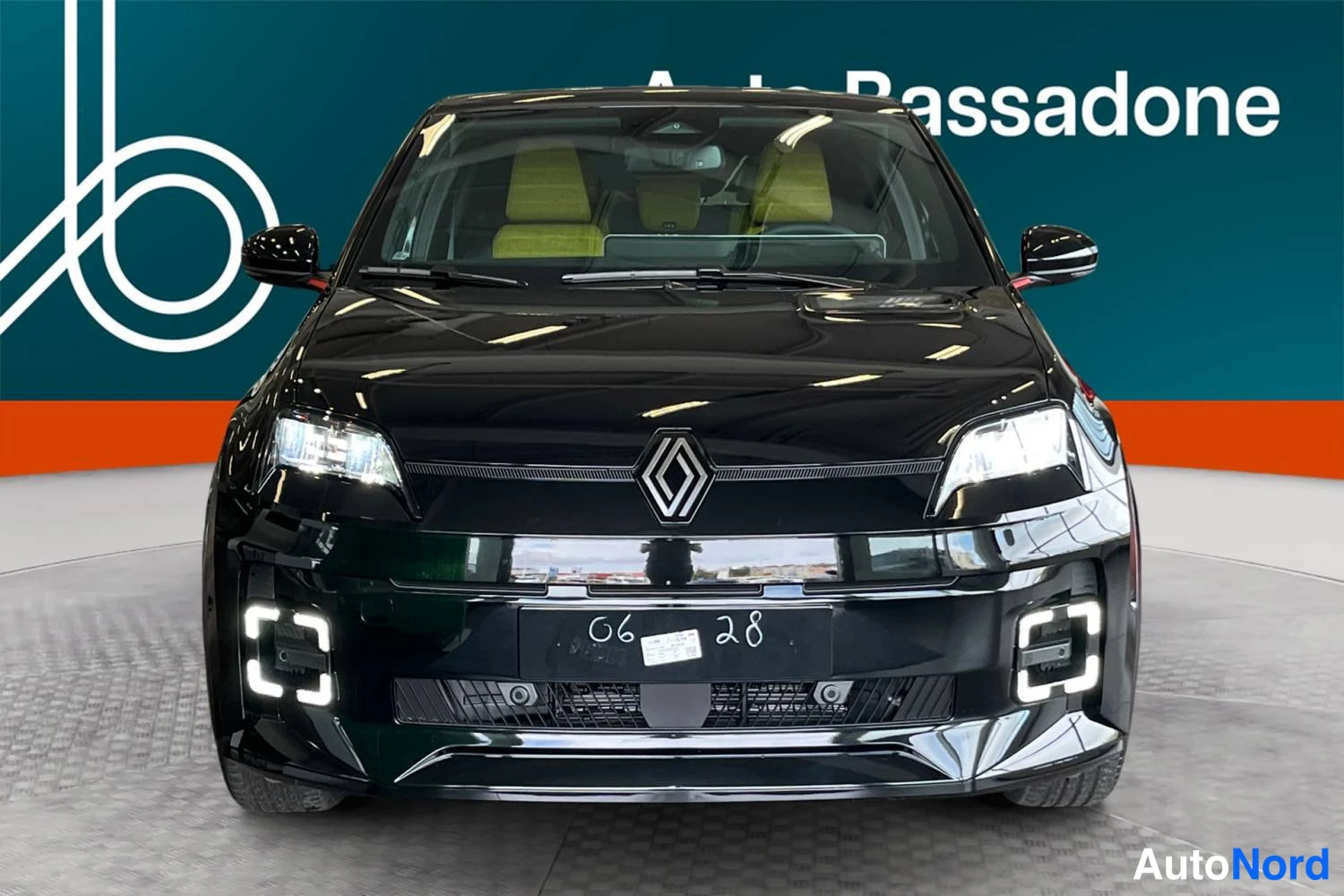 Musta Renault 5 E-Tech electric 2026, edestä, kuva 3