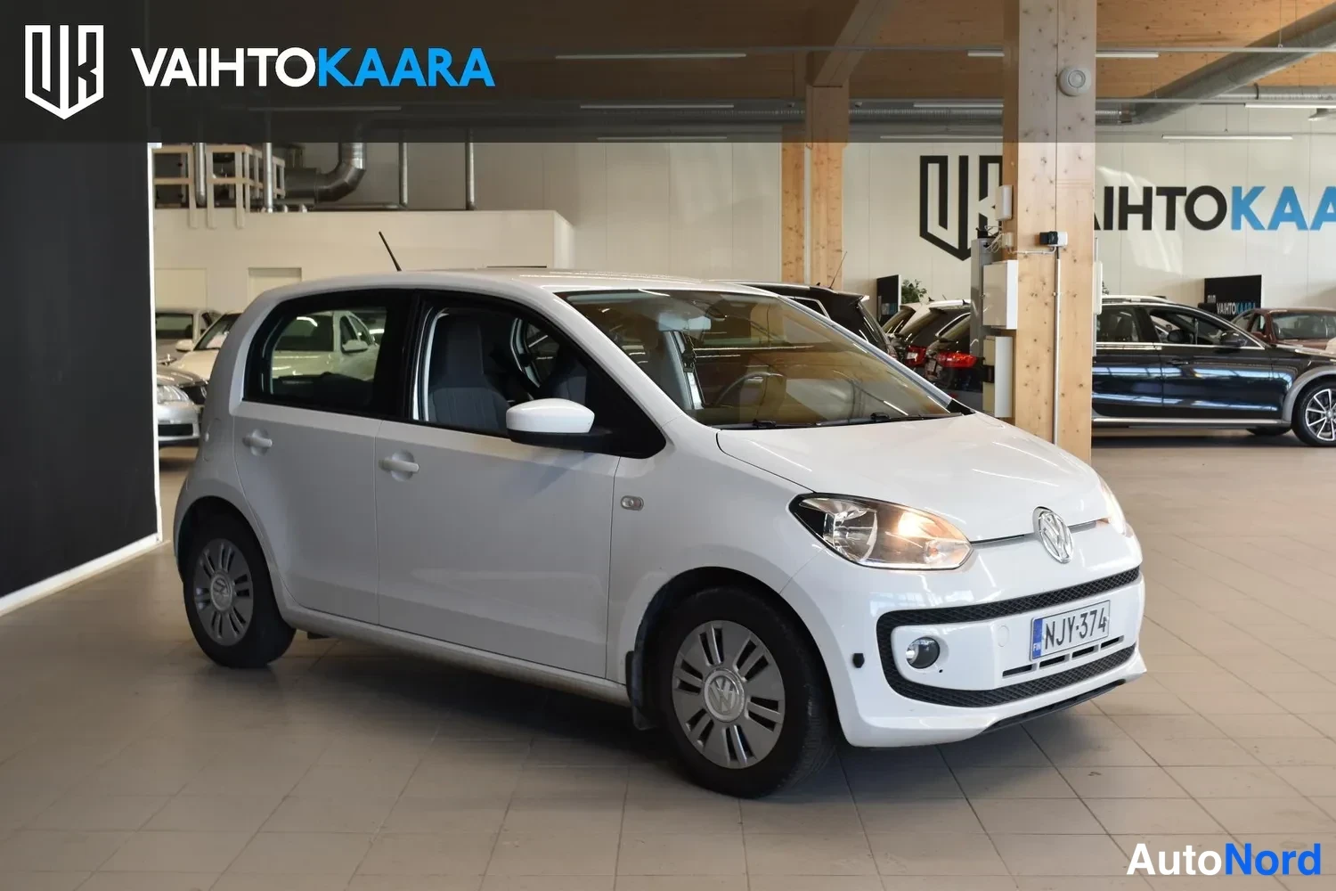 Valkoinen Volkswagen Up! 2015, etuviisto, keula oikealle, kuva 3