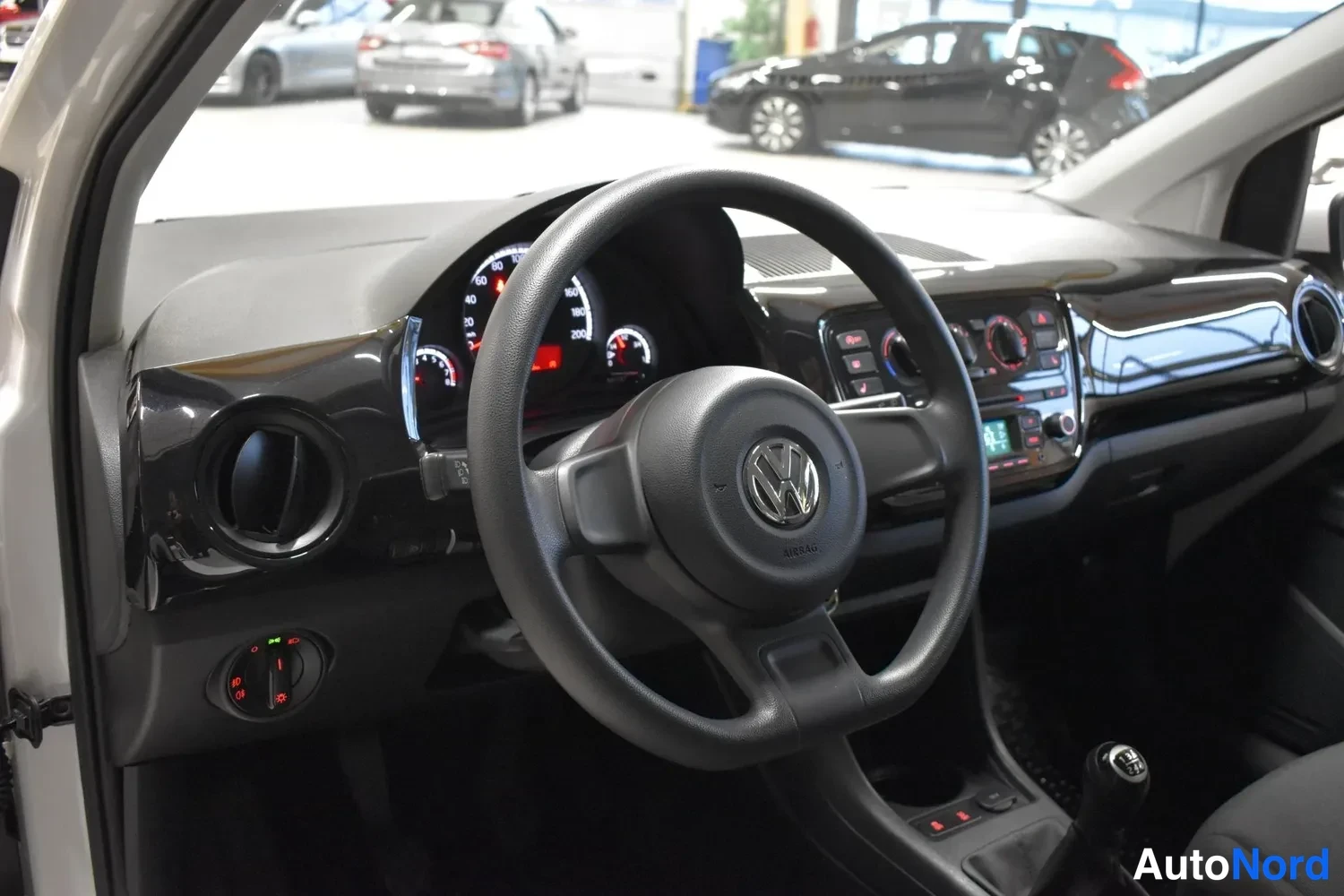 Valkoinen Volkswagen Up! 2015, ohjaamo, kuva 10