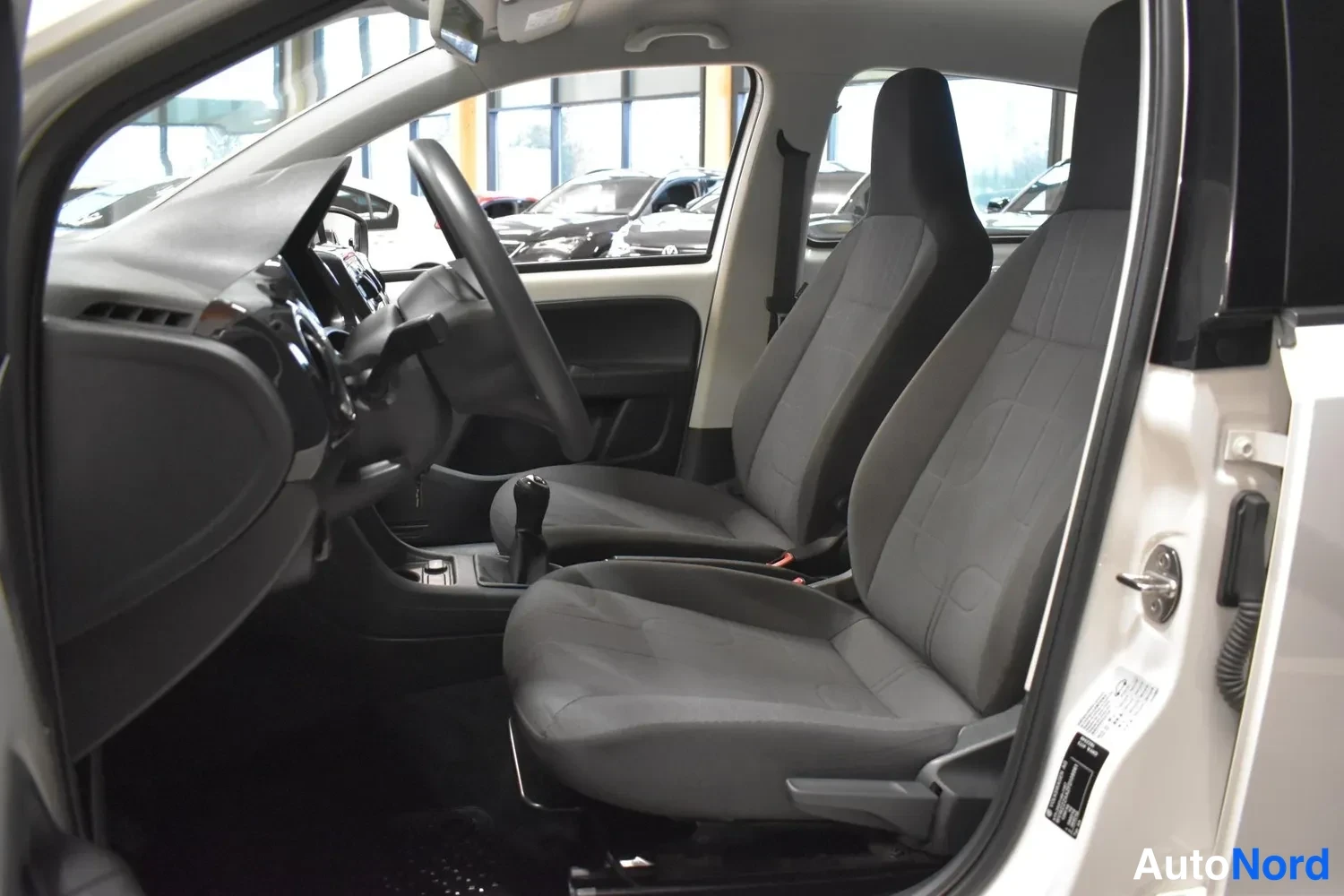 Valkoinen Volkswagen Up! 2015, etuistuimet, kuva 13