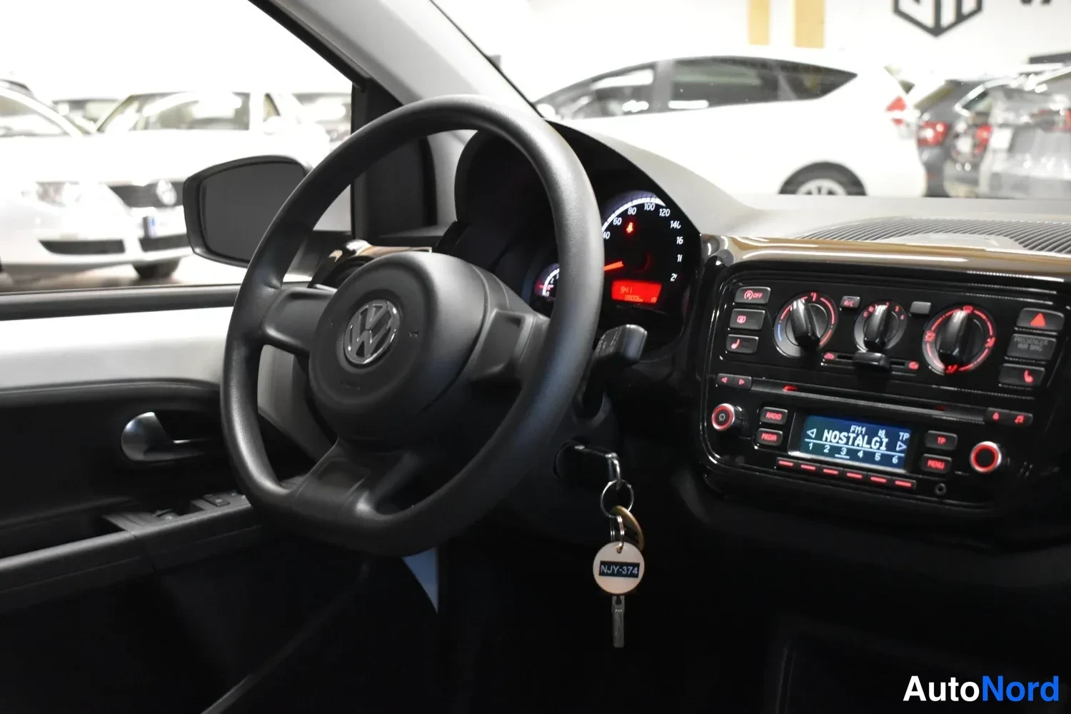 Valkoinen Volkswagen Up! 2015, ohjaamo, kuva 11