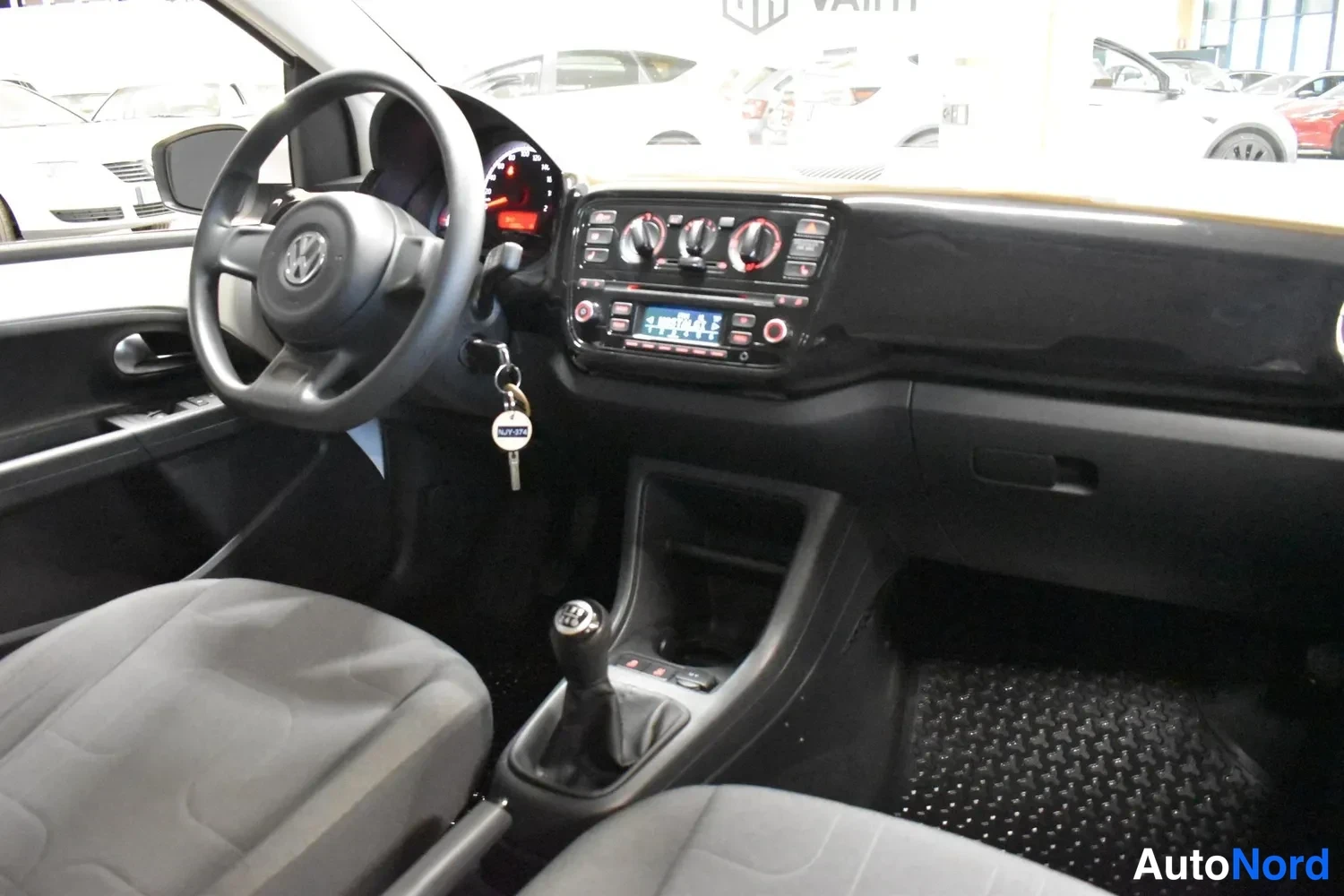Valkoinen Volkswagen Up! 2015, ohjaamo, kuva 12