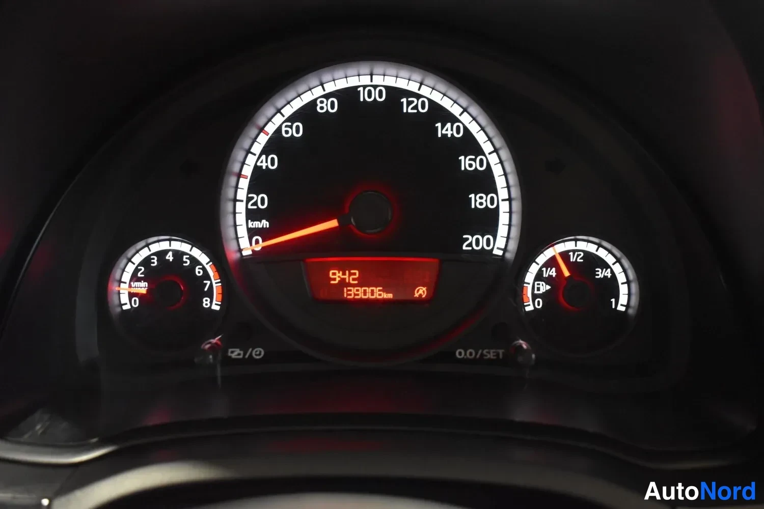 Valkoinen Volkswagen Up! 2015, yksityiskohta, kuva 17
