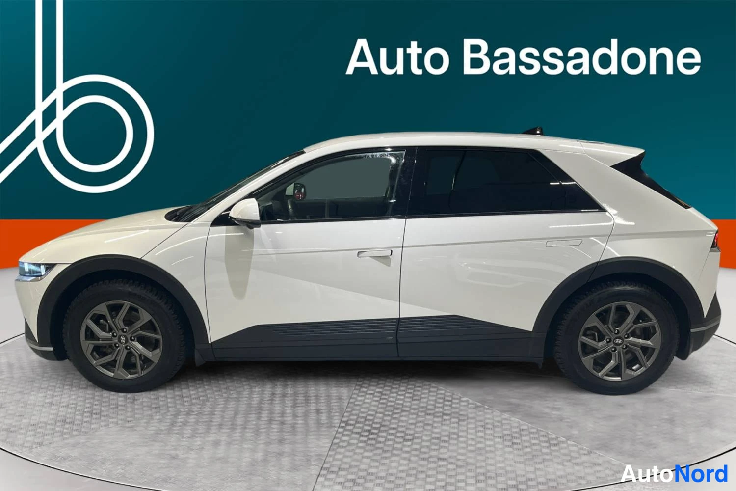 Valkoinen Hyundai Ioniq 5 2024, sivulta, kuva 4