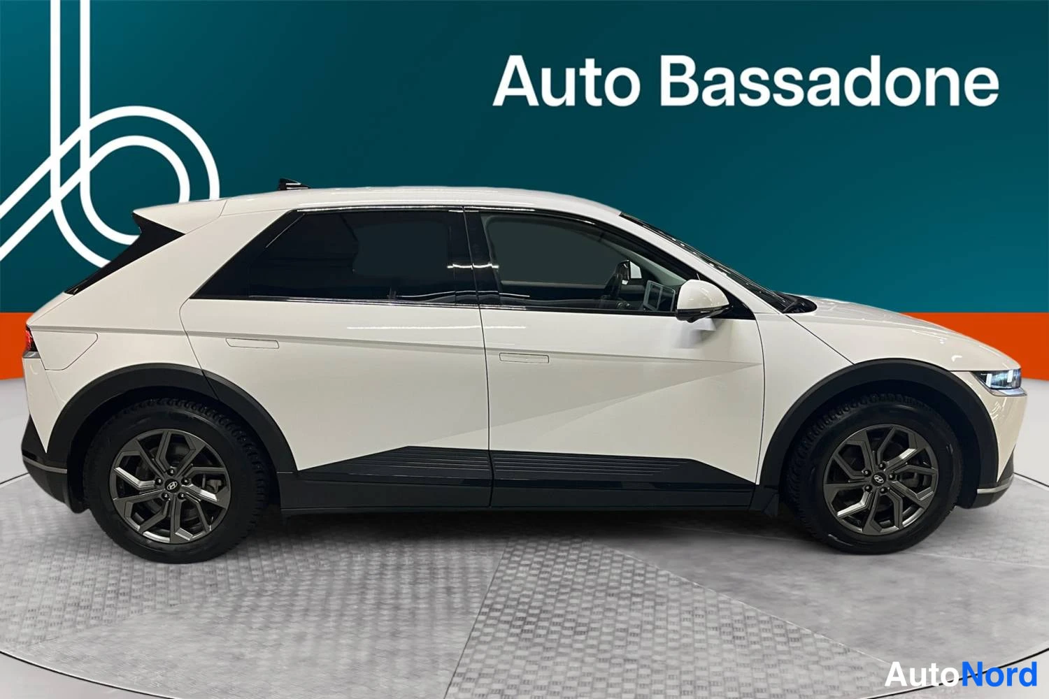Valkoinen Hyundai Ioniq 5 2024, sivulta, kuva 5