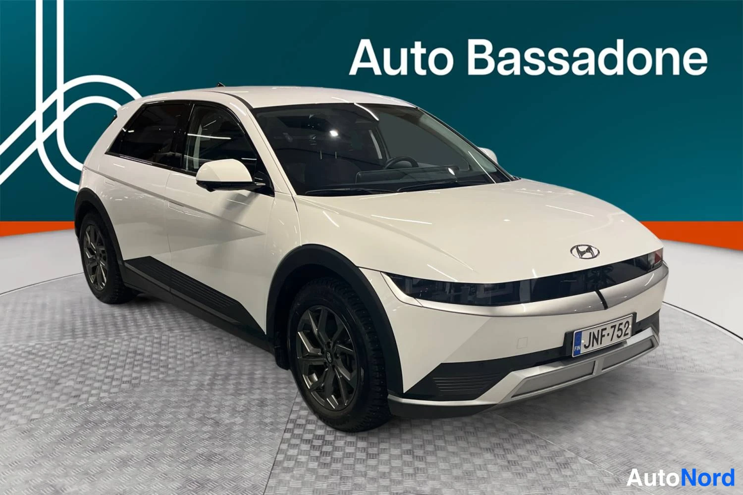 Valkoinen Hyundai Ioniq 5 2024, etuviisto, keula oikealle, kuva 2