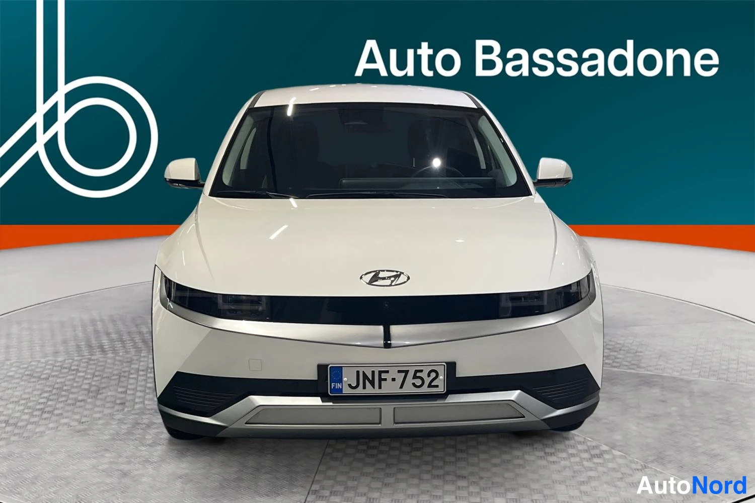 Valkoinen Hyundai Ioniq 5 2024, edestä, kuva 3