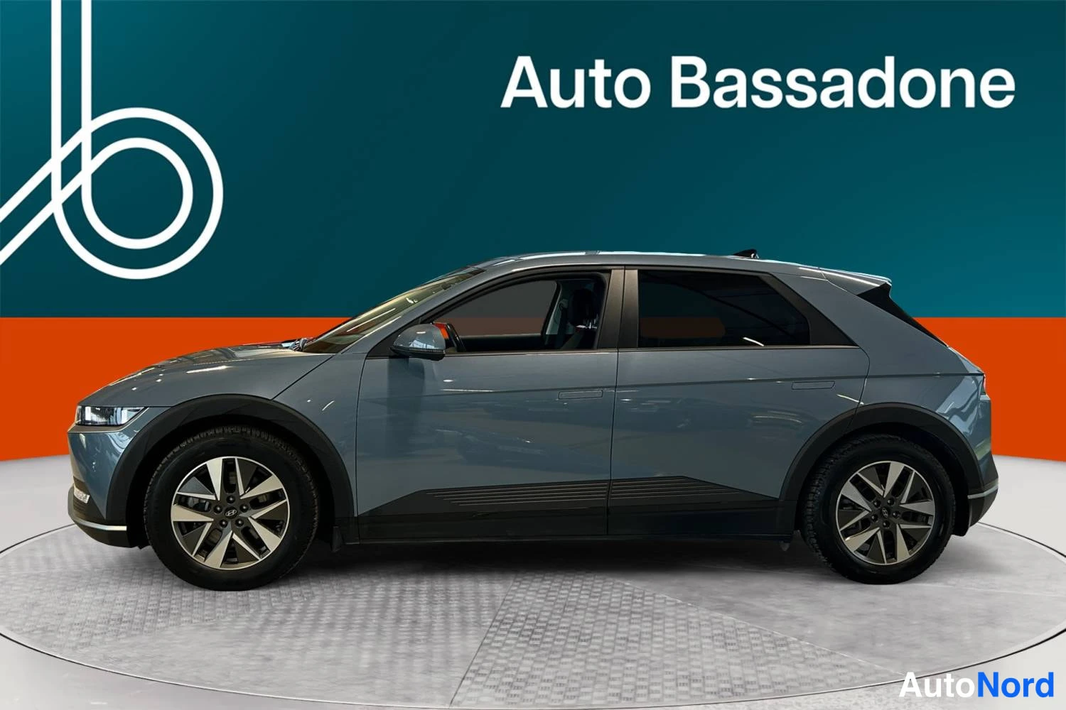 Sininen Hyundai Ioniq5 2024, etuviisto, keula vasemmalle, kuva 2