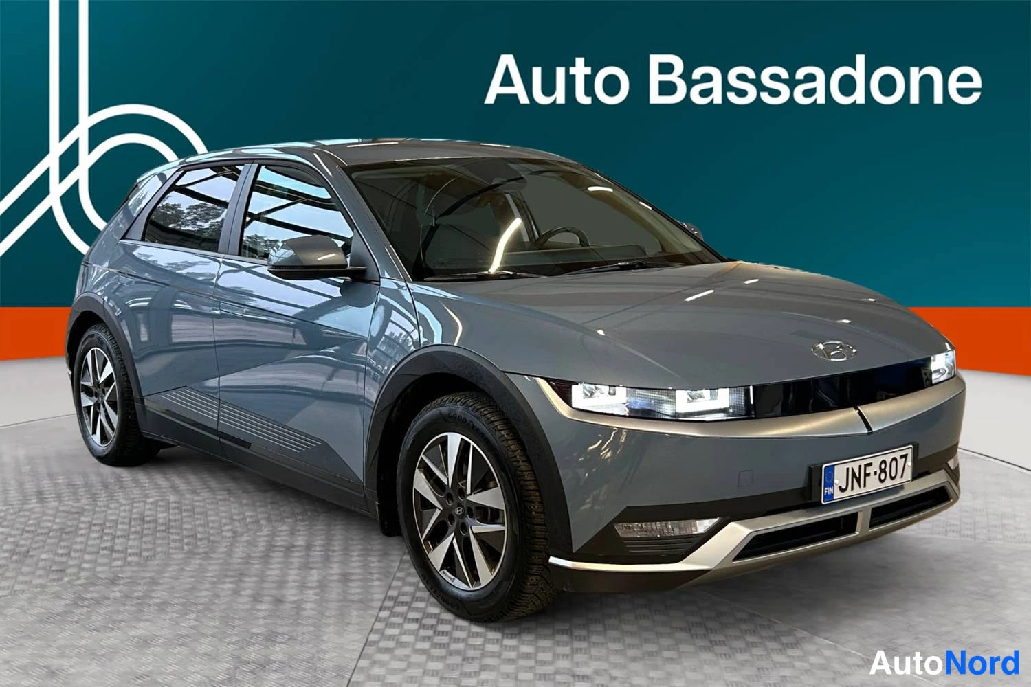 Sininen Hyundai Ioniq5 2024, etuviisto, keula oikealle, kuva 3