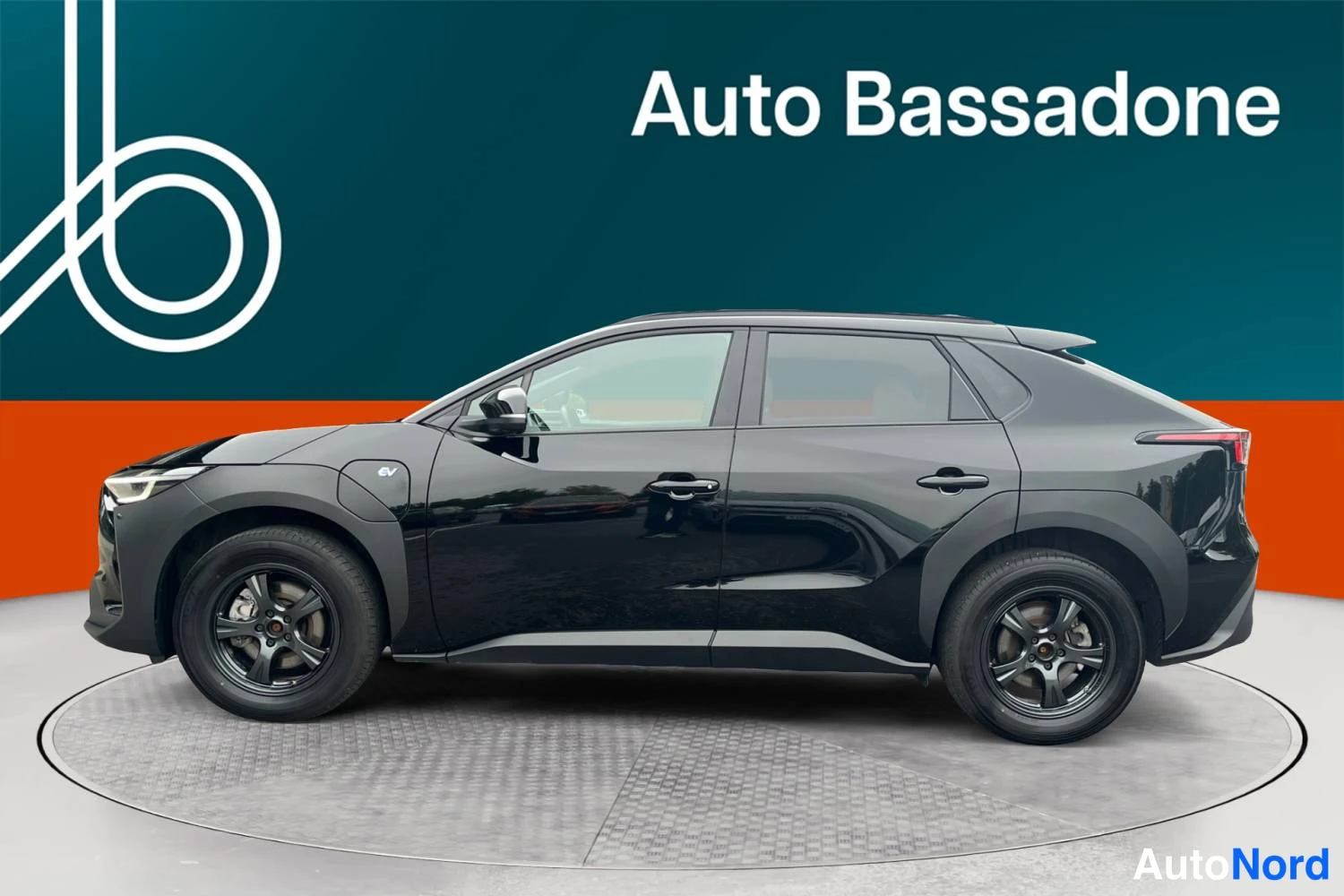 Musta Subaru Solterra 2024, sivulta, kuva 4