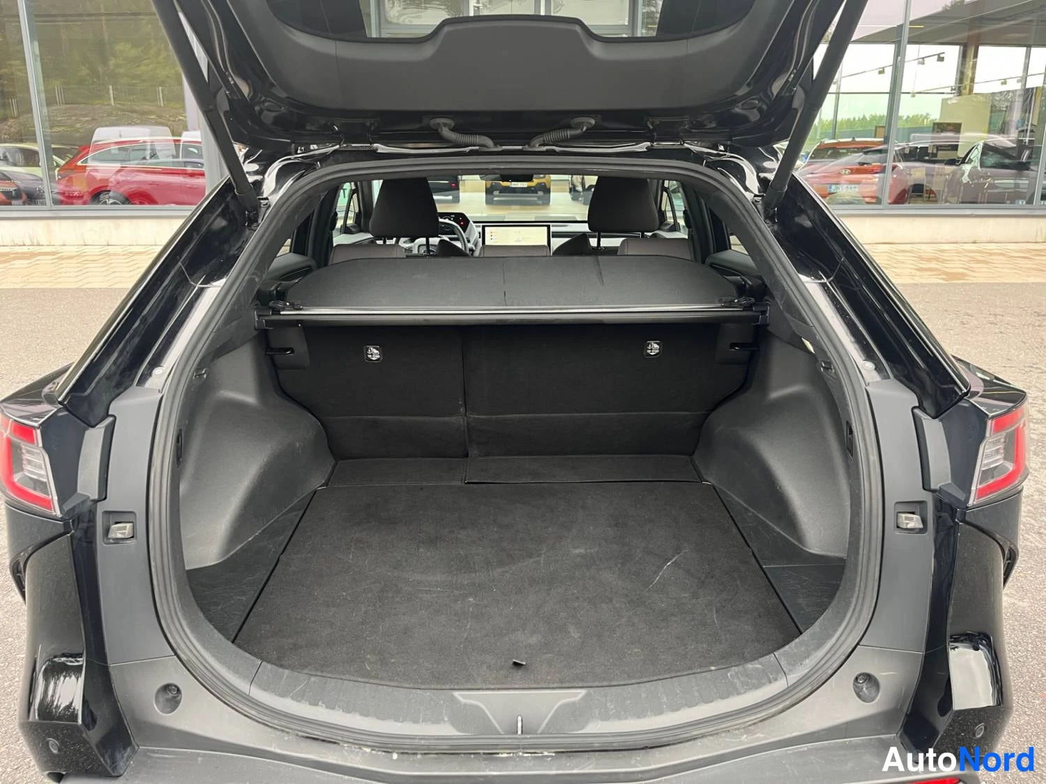 Musta Subaru Solterra 2024, takaa, kuva 9