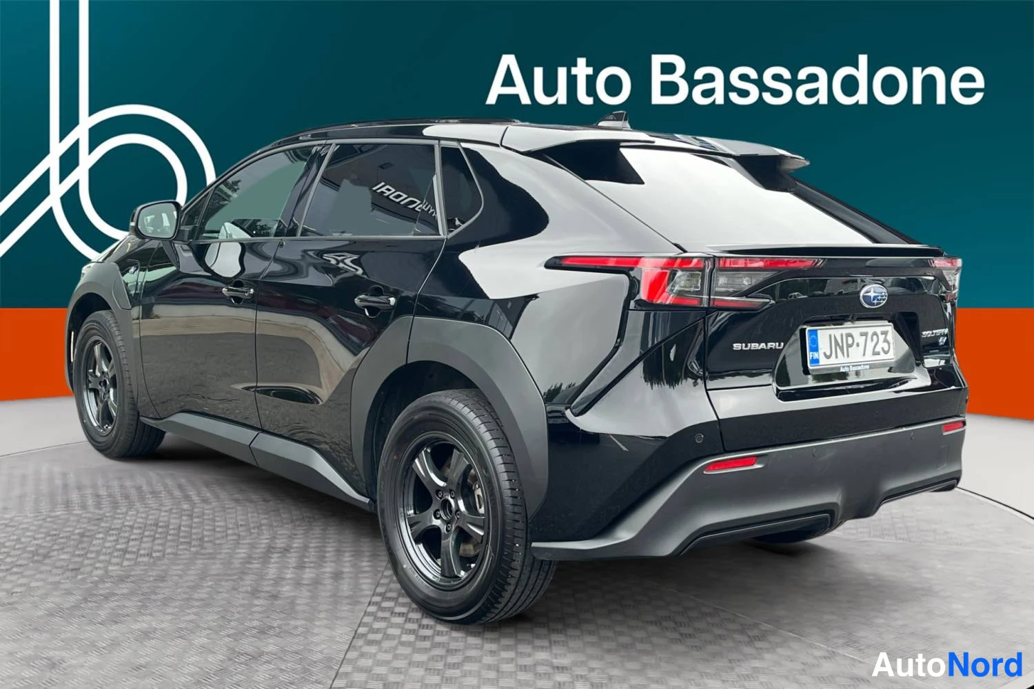 Musta Subaru Solterra 2024, takaviisto, kuva 7