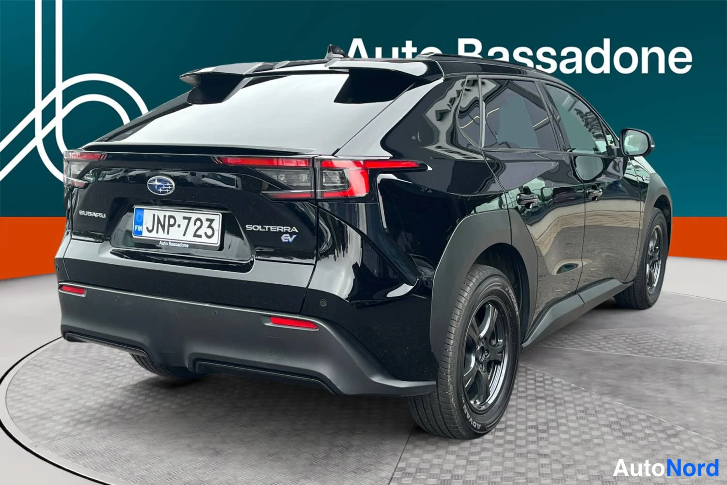 Musta Subaru Solterra 2024, takaviisto, kuva 6