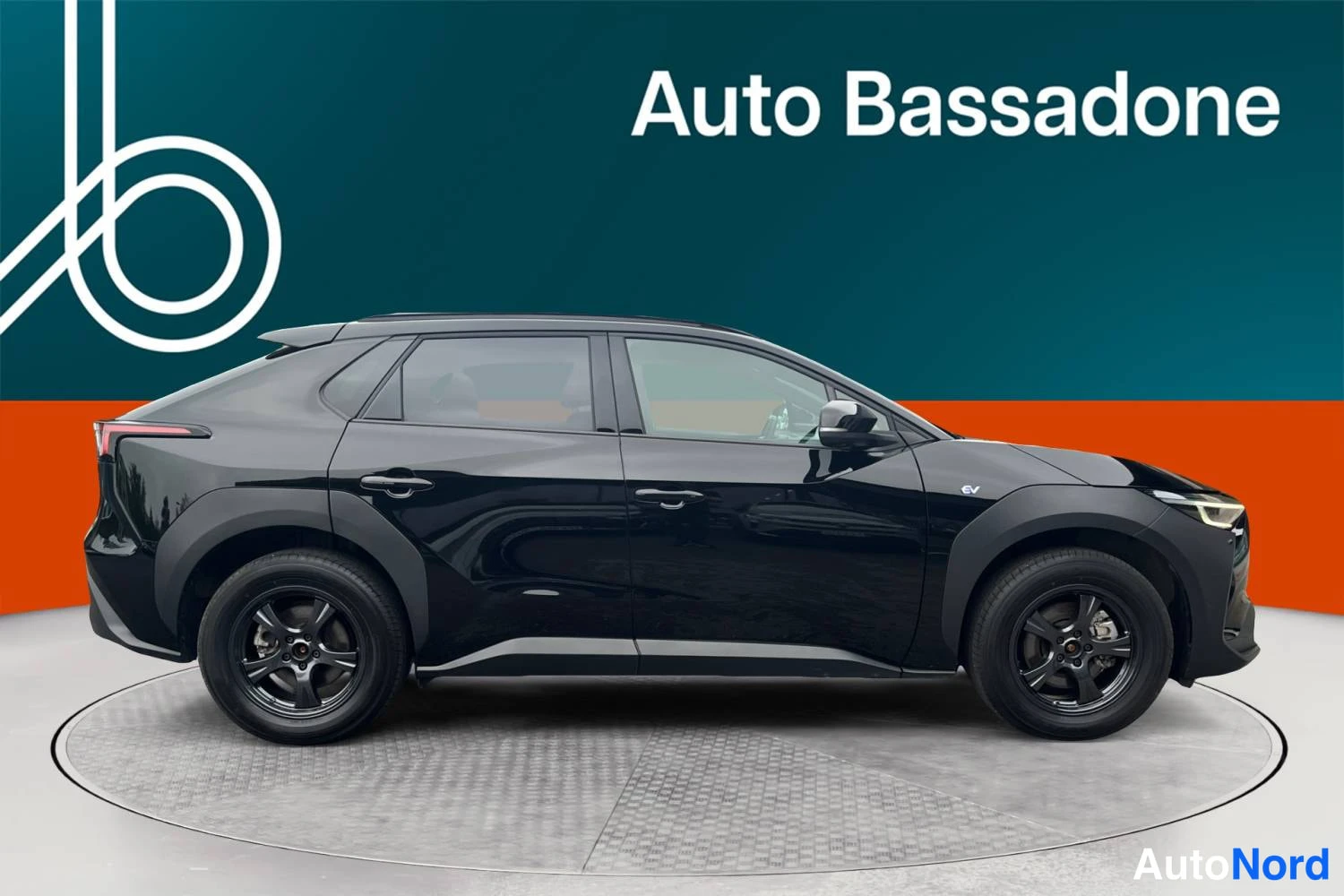 Musta Subaru Solterra 2024, sivulta, kuva 5