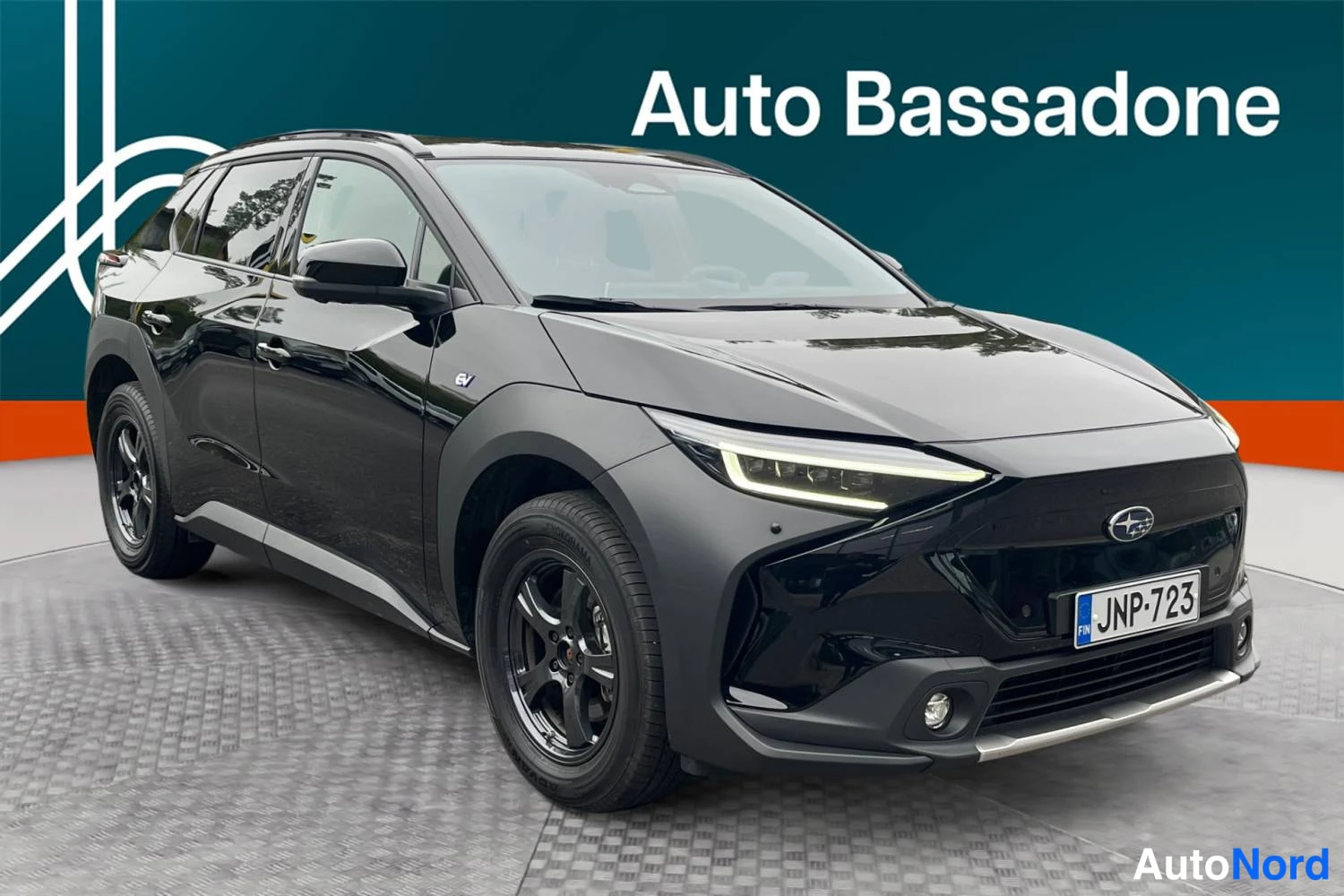 Musta Subaru Solterra 2024, etuviisto, keula oikealle, kuva 2