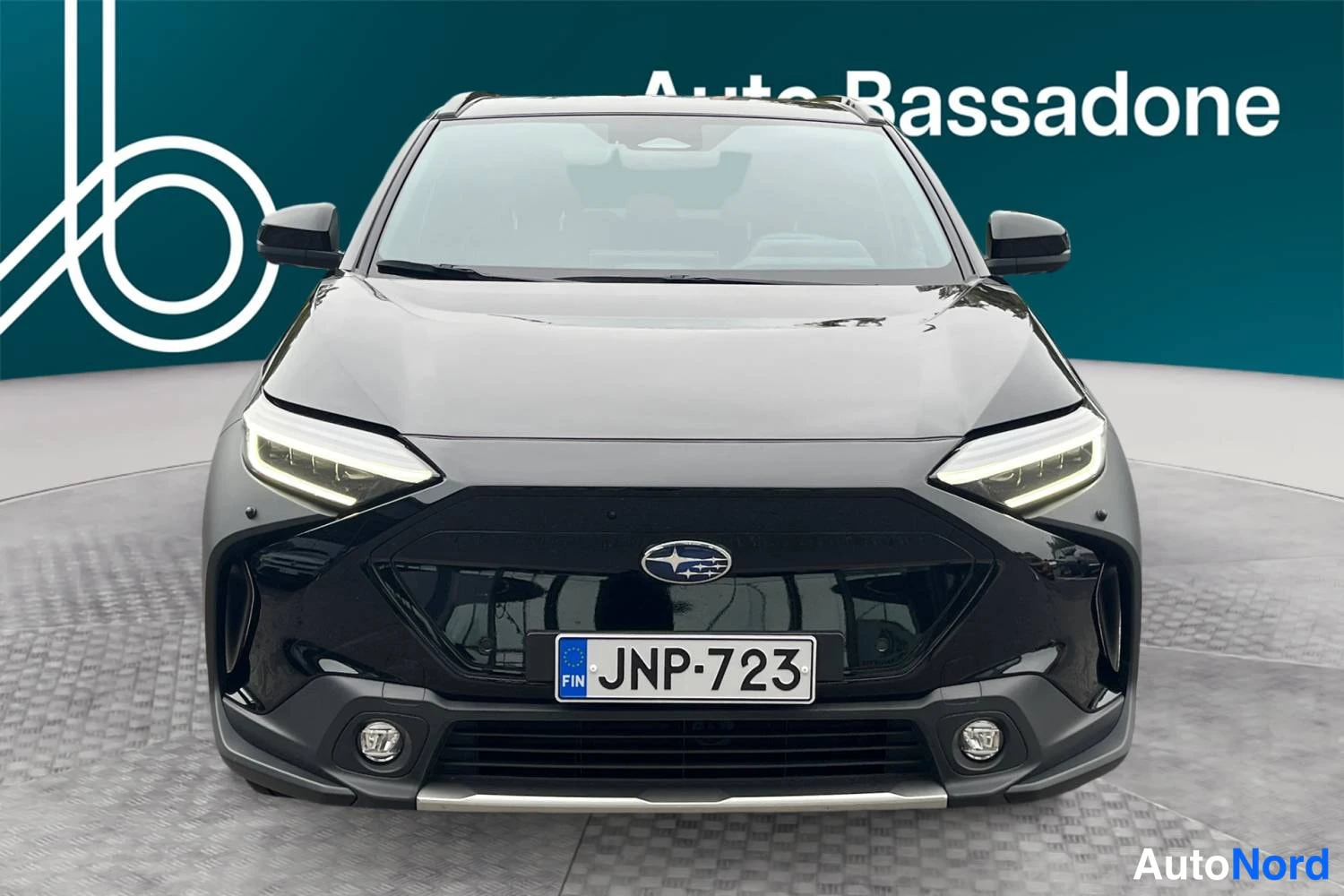 Musta Subaru Solterra 2024, edestä, kuva 3
