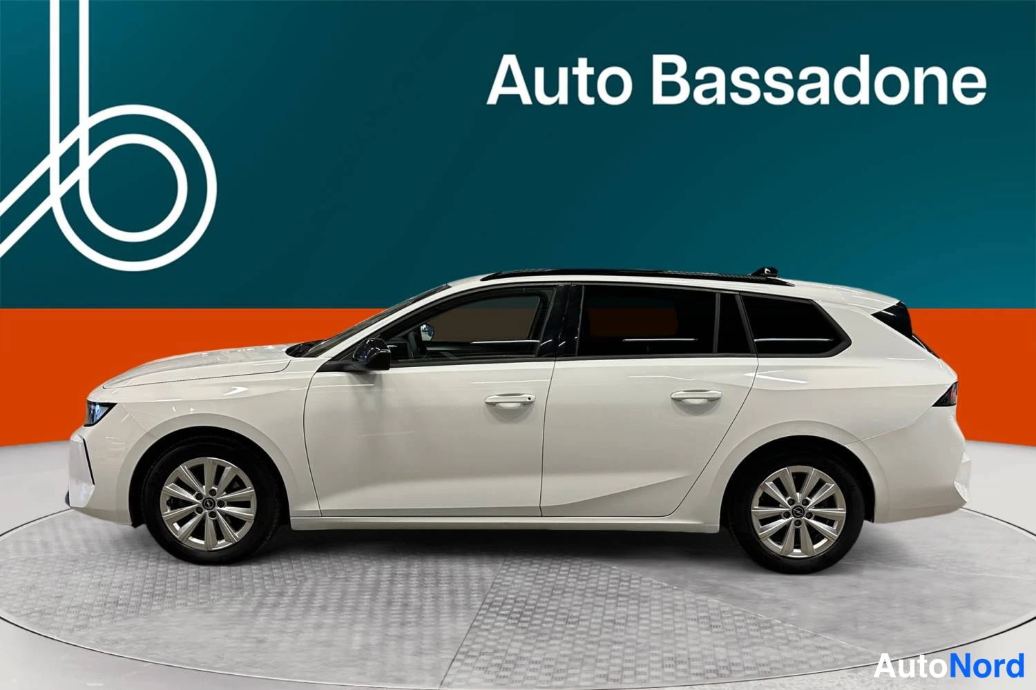 Valkoinen Opel Astra 2024, sivulta, kuva 4