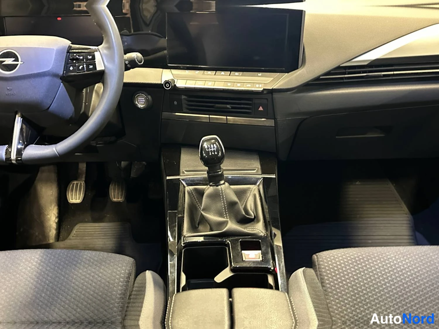 Valkoinen Opel Astra 2024, kuva 12