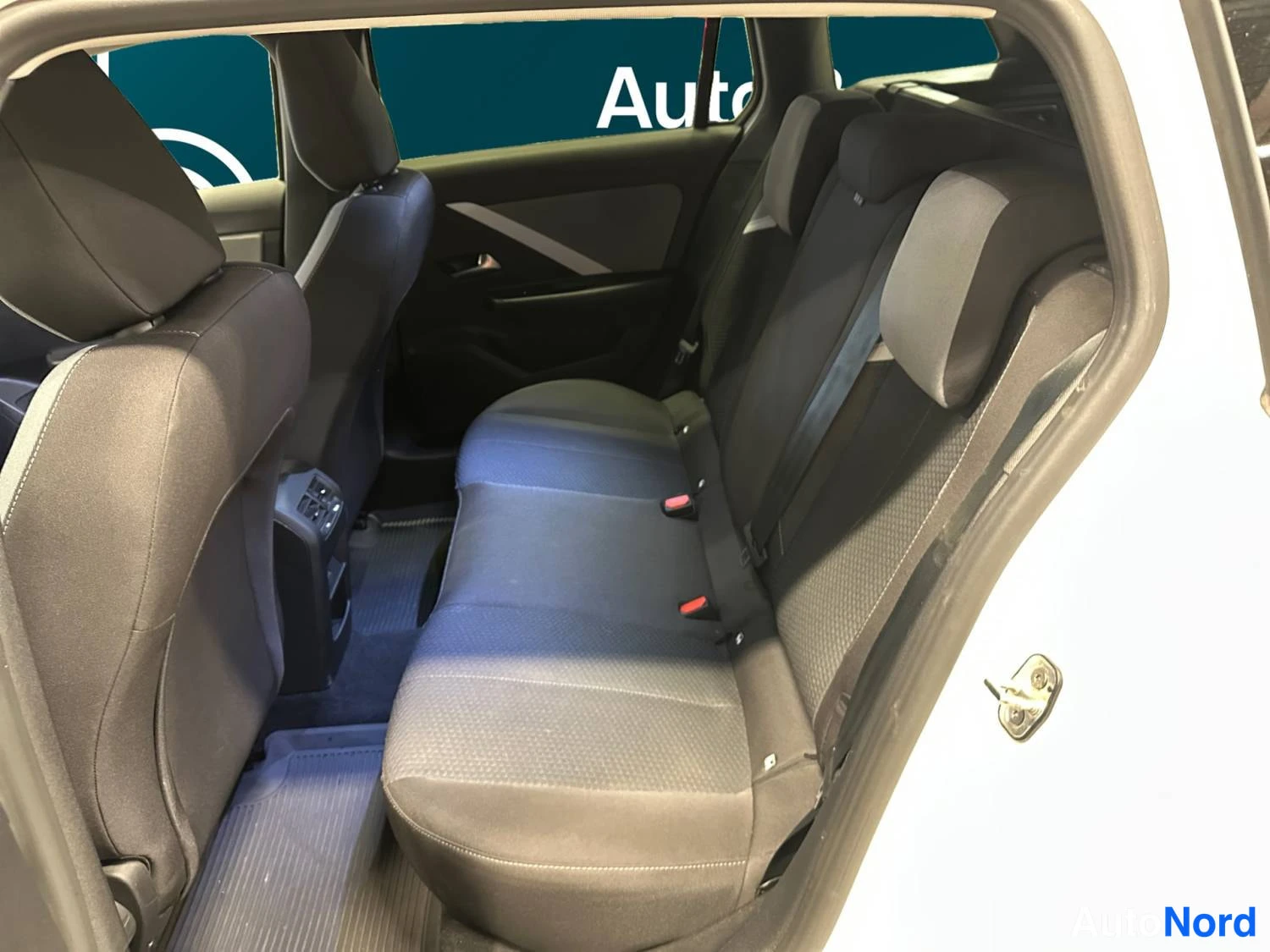 Valkoinen Opel Astra 2024, kuva 14