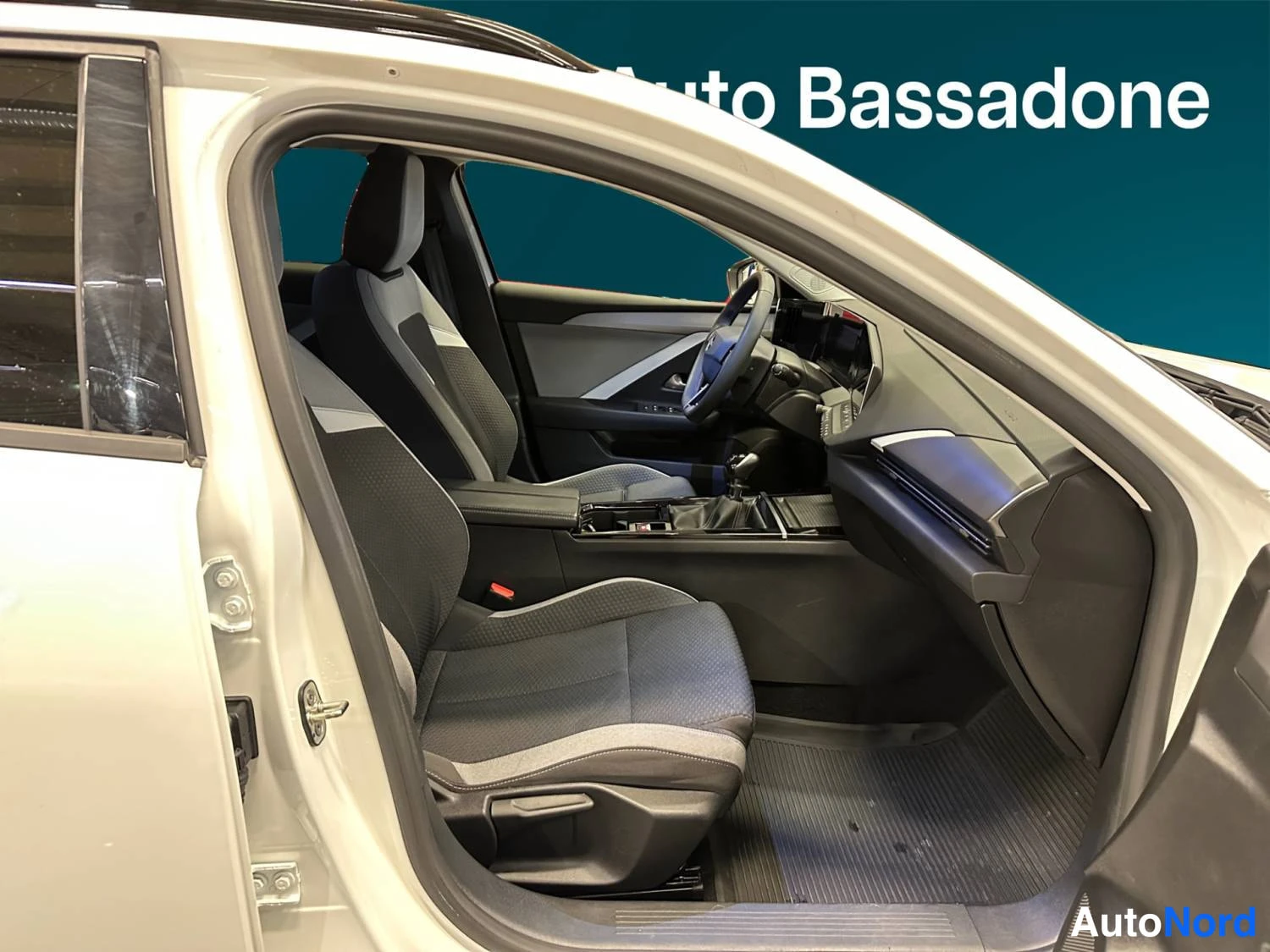 Valkoinen Opel Astra 2024, kuva 16