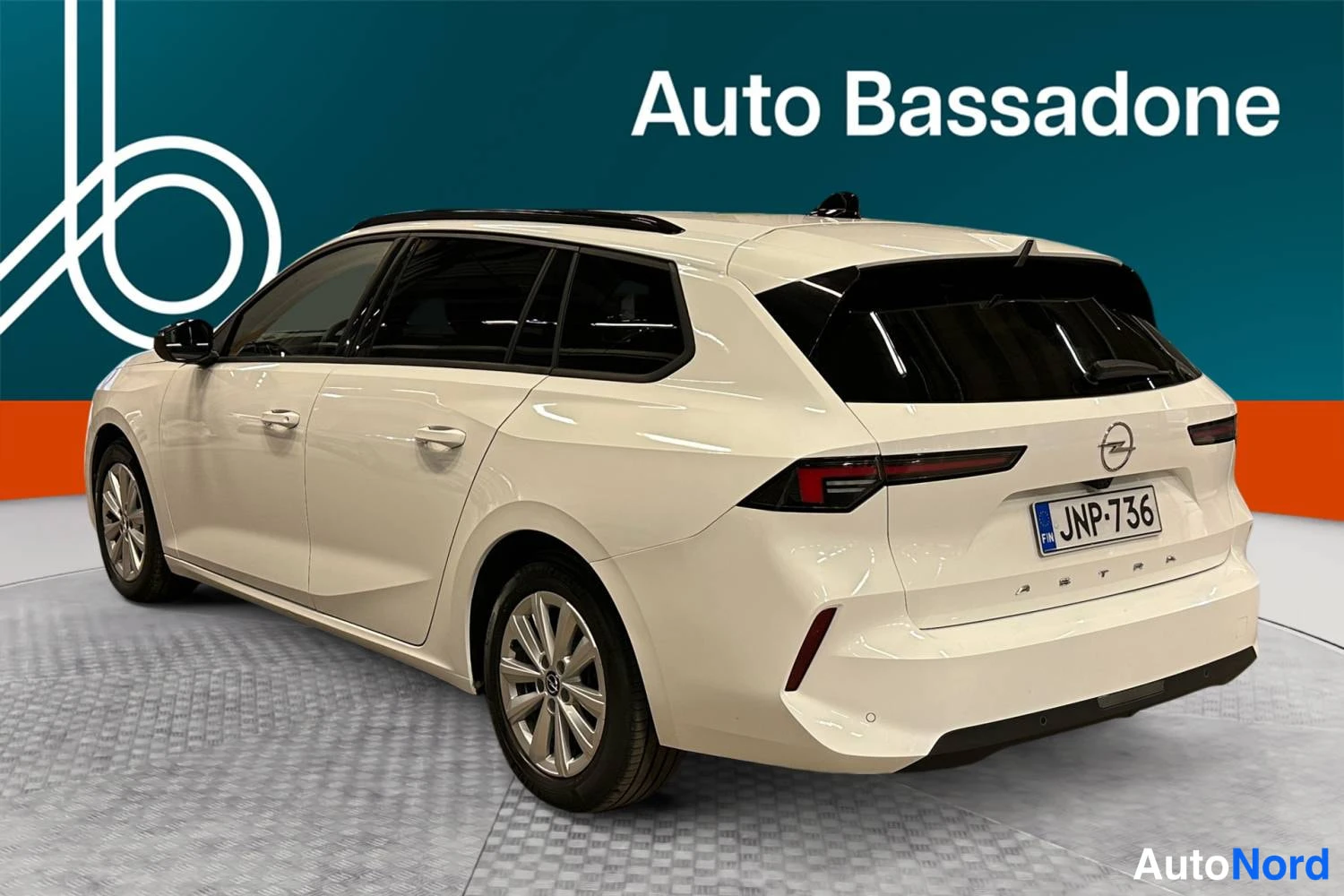 Valkoinen Opel Astra 2024, takaviisto, kuva 6